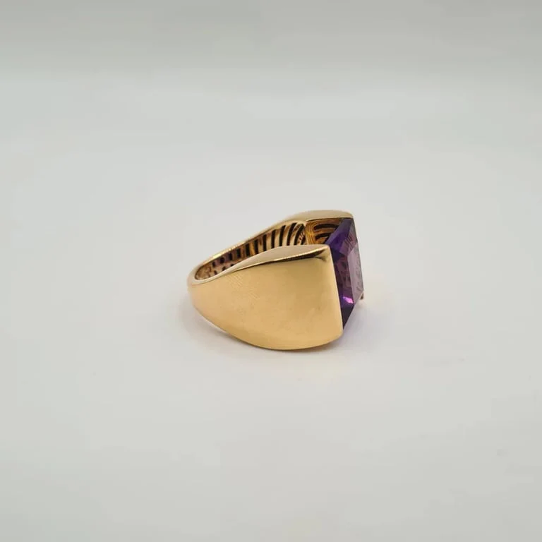 Yellow gold ring set with an amethyst  - Image 3