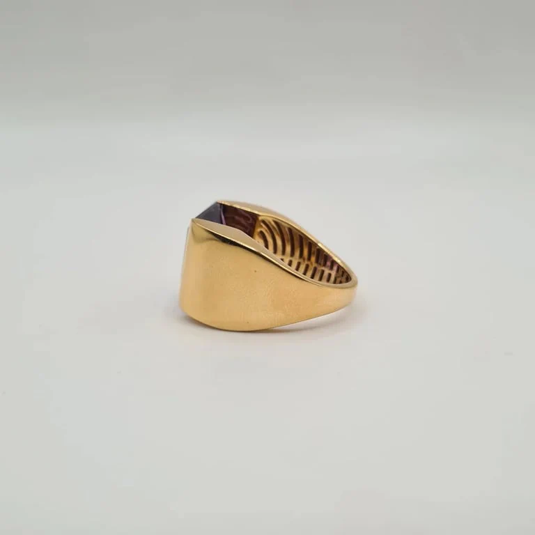 Yellow gold ring set with an amethyst  - Image 4