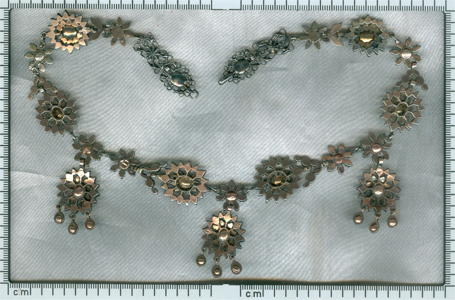 A father's love: the Victorian diamond garland necklace from the 1850s  - Image 10
