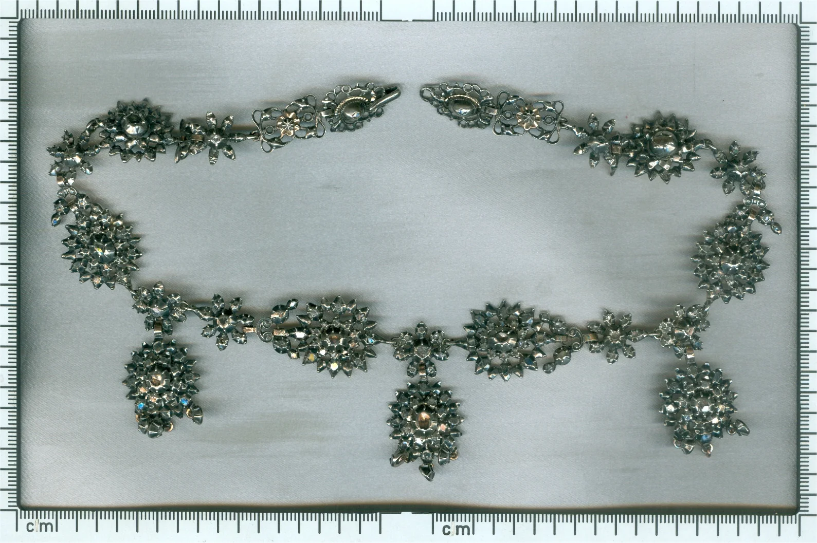 A father's love: the Victorian diamond garland necklace from the 1850s  - Image 11