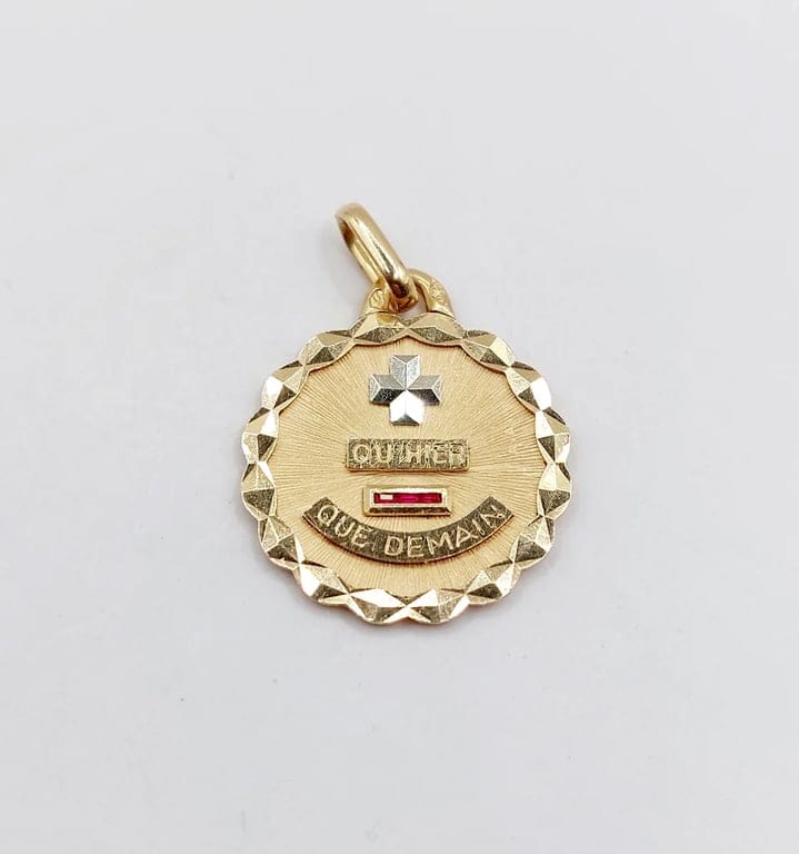 Augis - Love medal pendant 19 mm in 18k rose gold and ruby  - Image 3