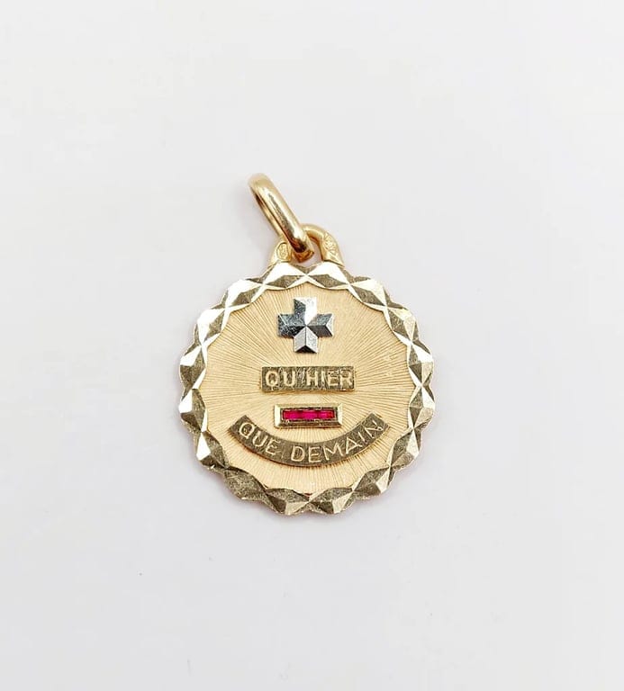 Augis - Love medal pendant 19 mm in 18k rose gold and ruby  - Image 4