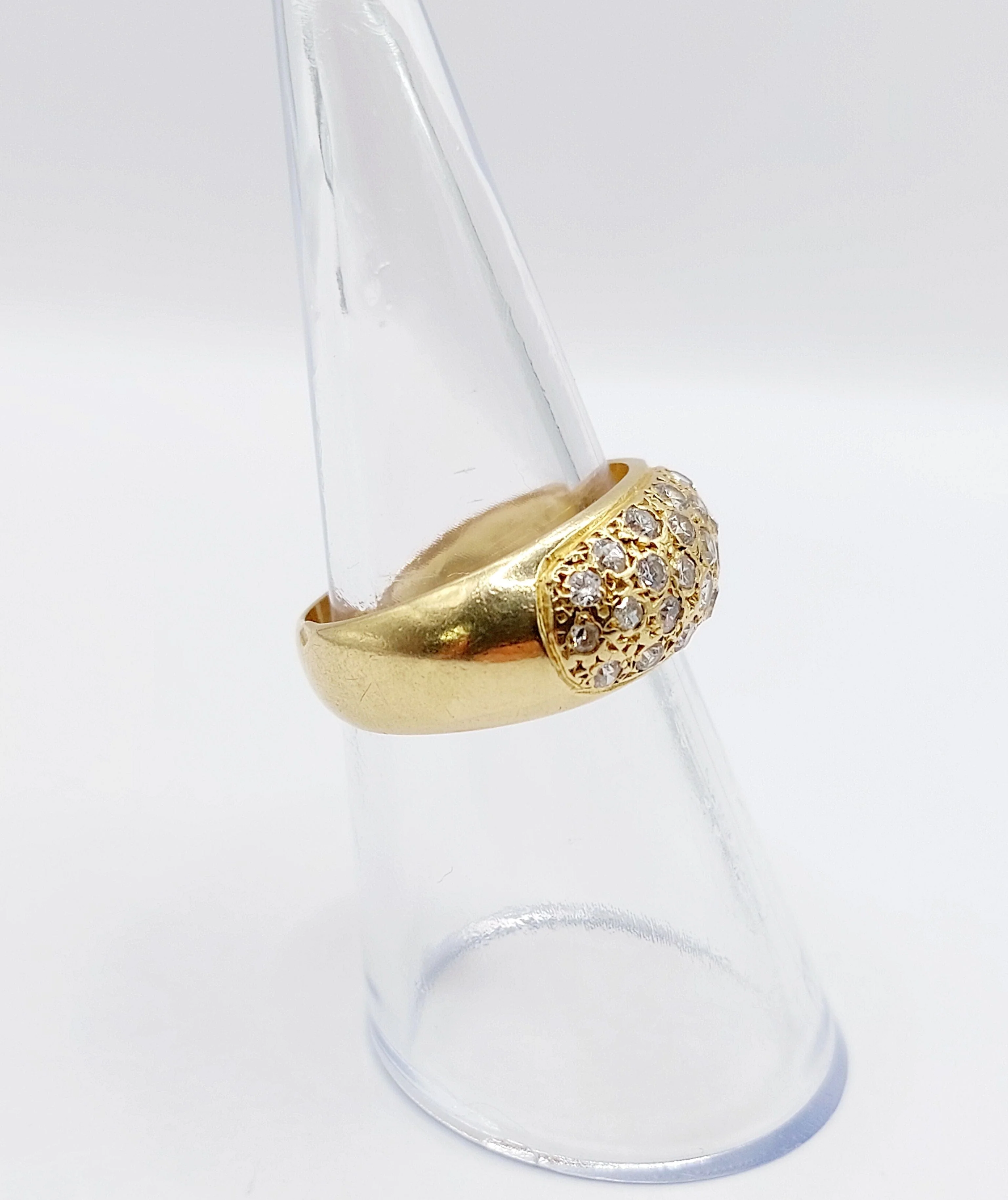 18k yellow gold domed bangle ring paved with 0.65 carats of brilliant-cut diamonds - Image 10