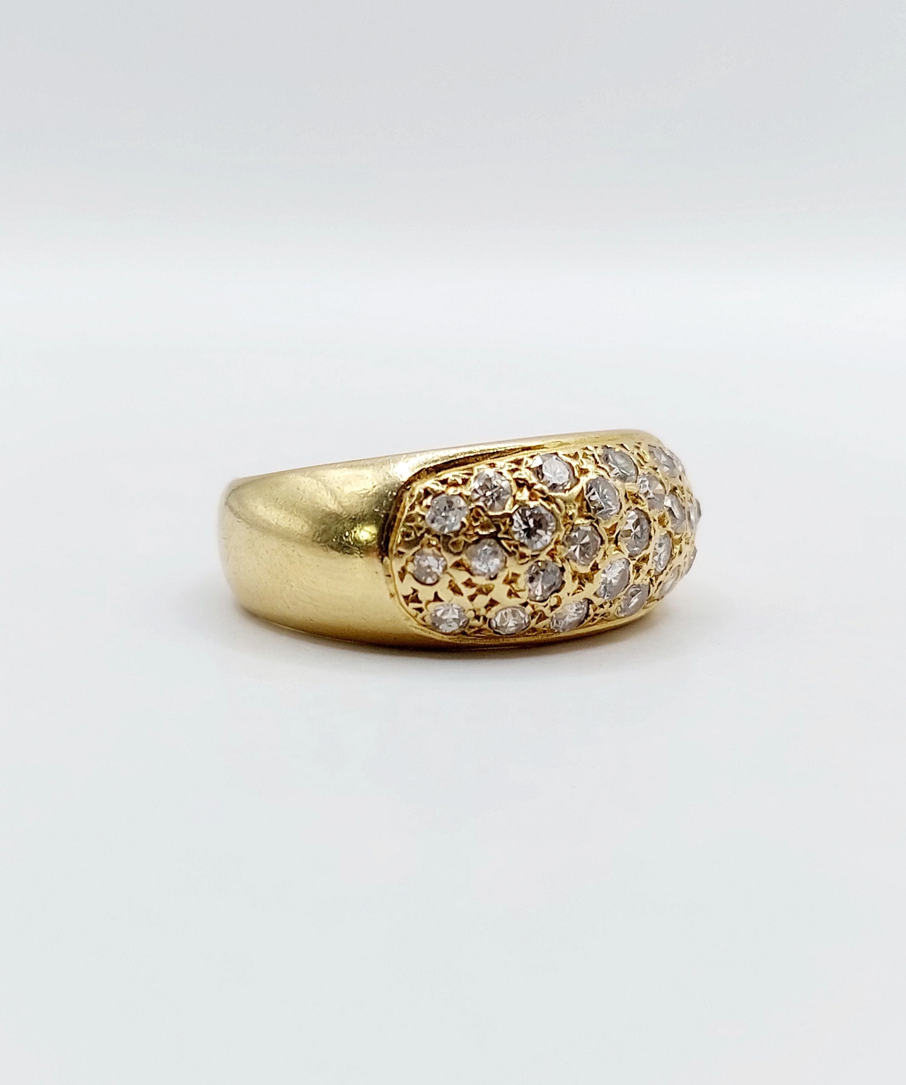 18k yellow gold domed bangle ring paved with 0.65 carats of brilliant-cut diamonds - Image 3
