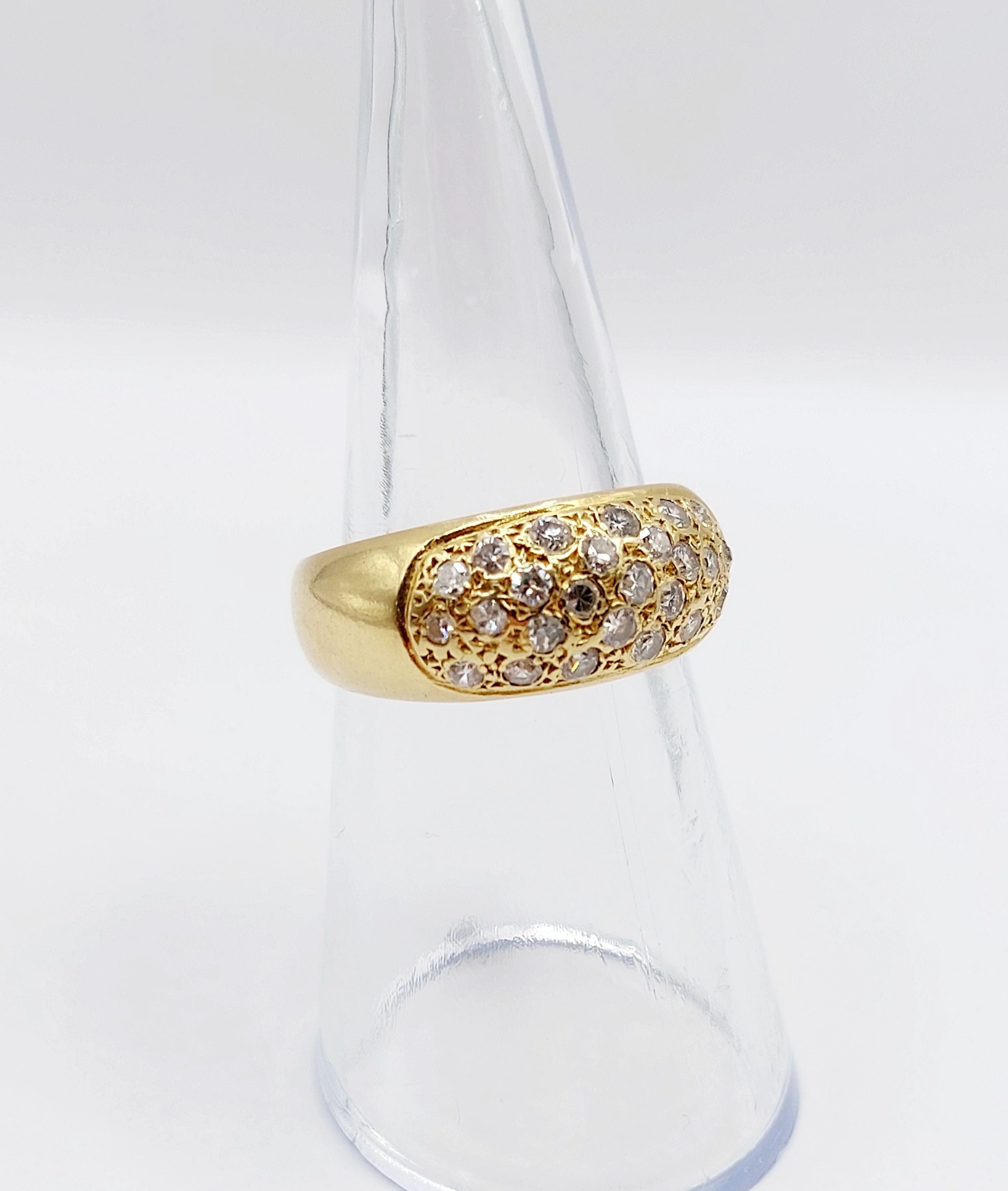 18k yellow gold domed bangle ring paved with 0.65 carats of brilliant-cut diamonds - Image 9