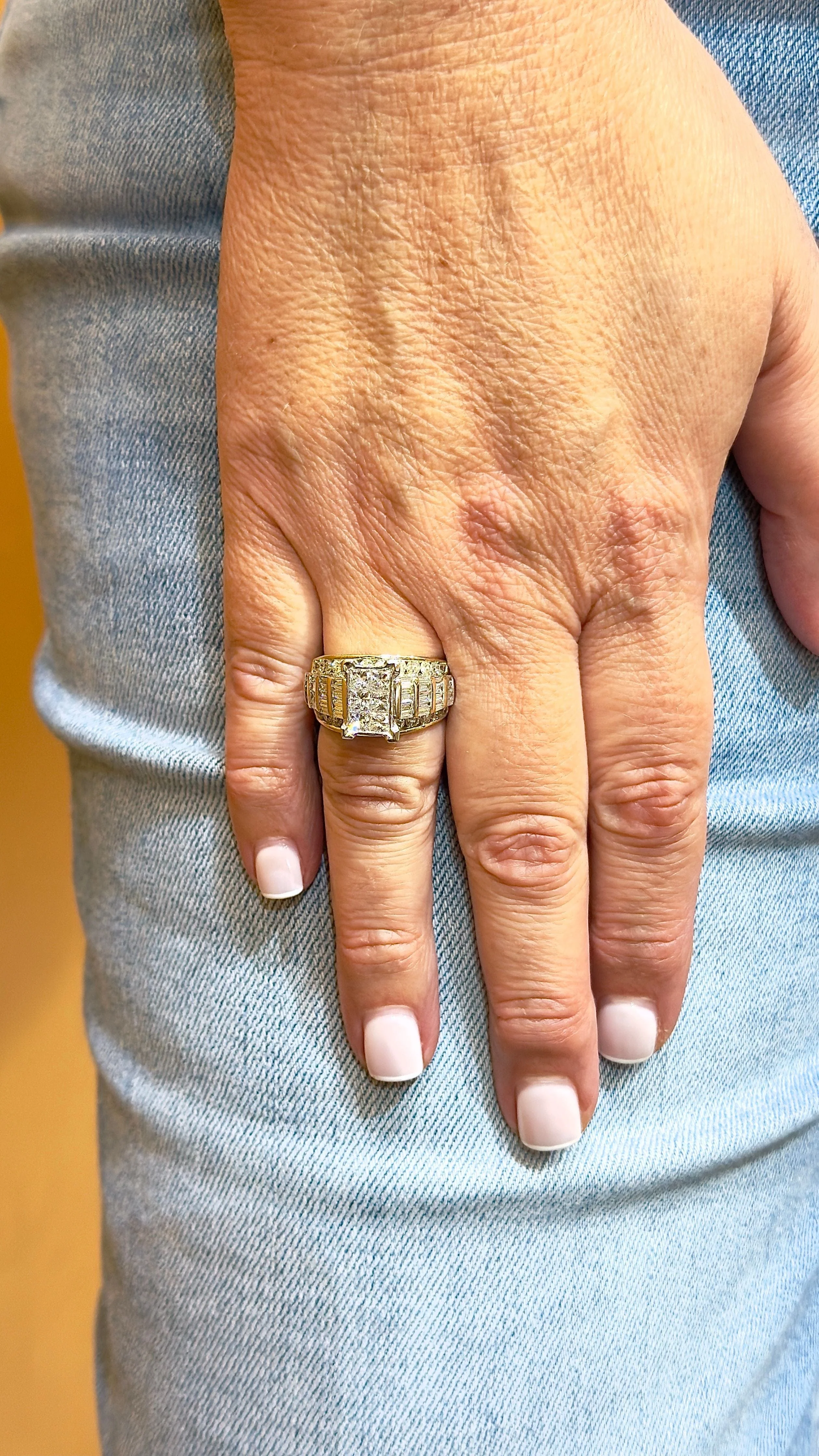 14-carat two-tone gold ring with natural diamonds  - Image 12