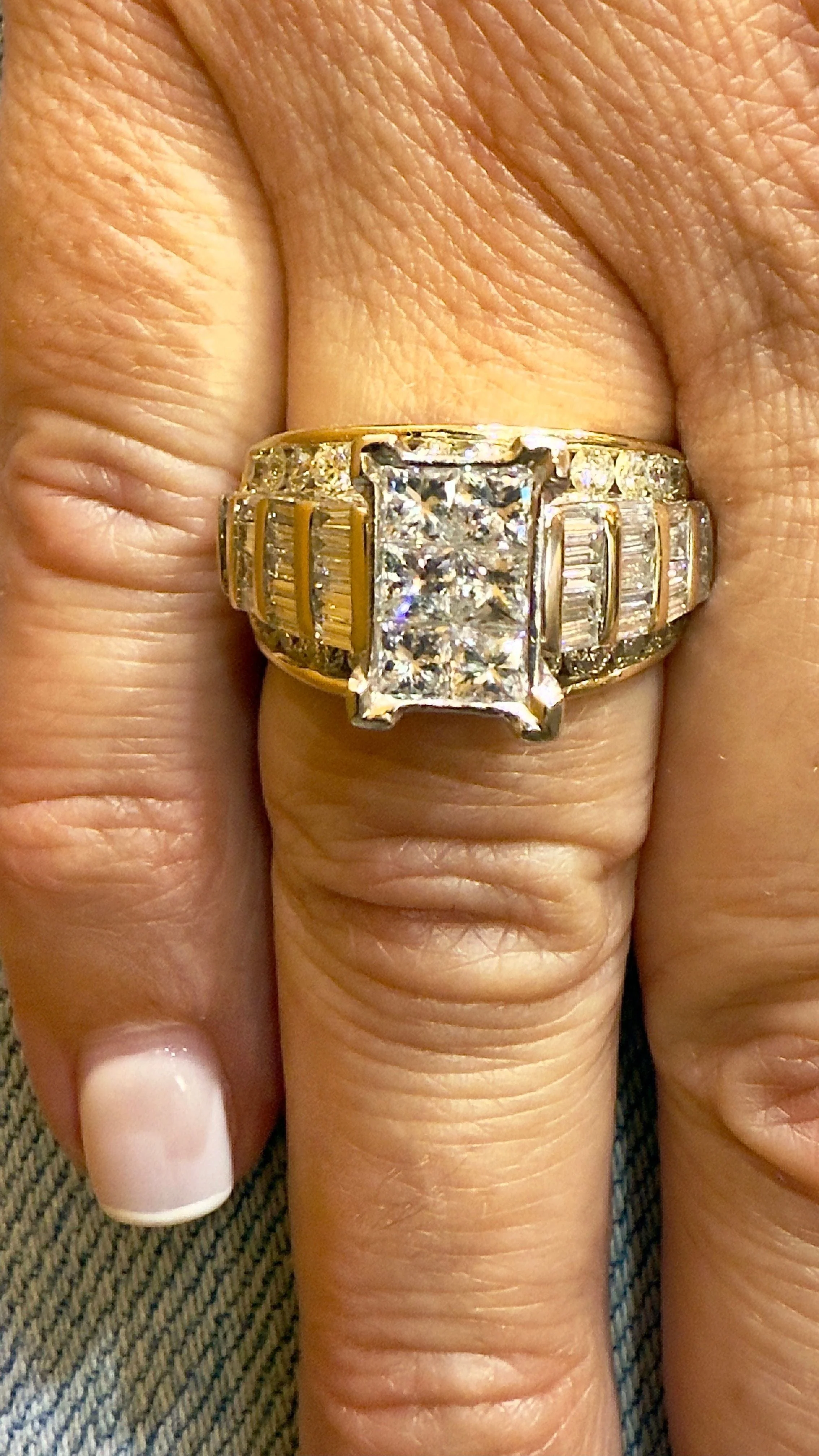 14-carat two-tone gold ring with natural diamonds  - Image 13