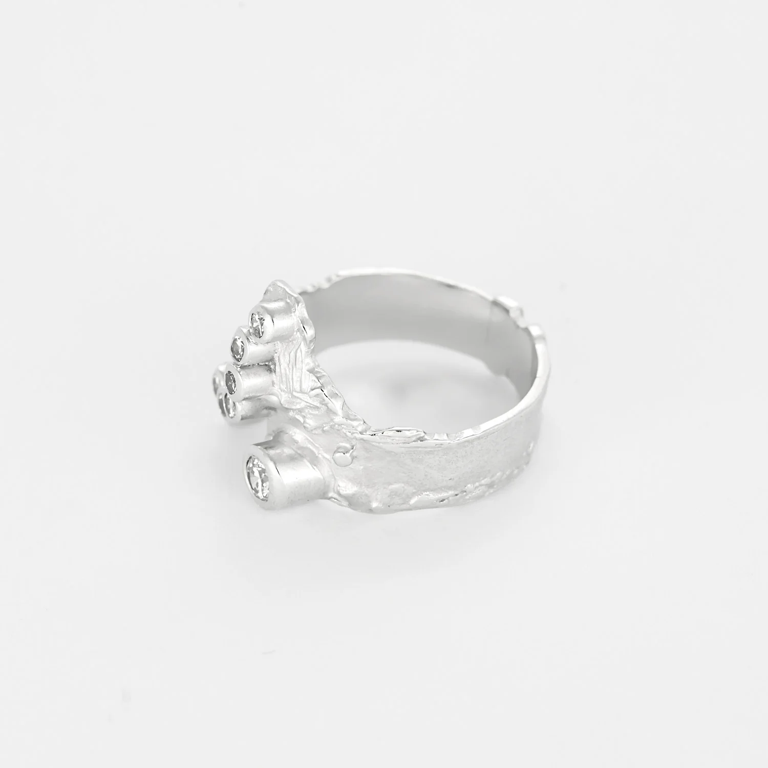Laurent Tschiegg - Modernist ring in white gold and diamonds  - Image 3