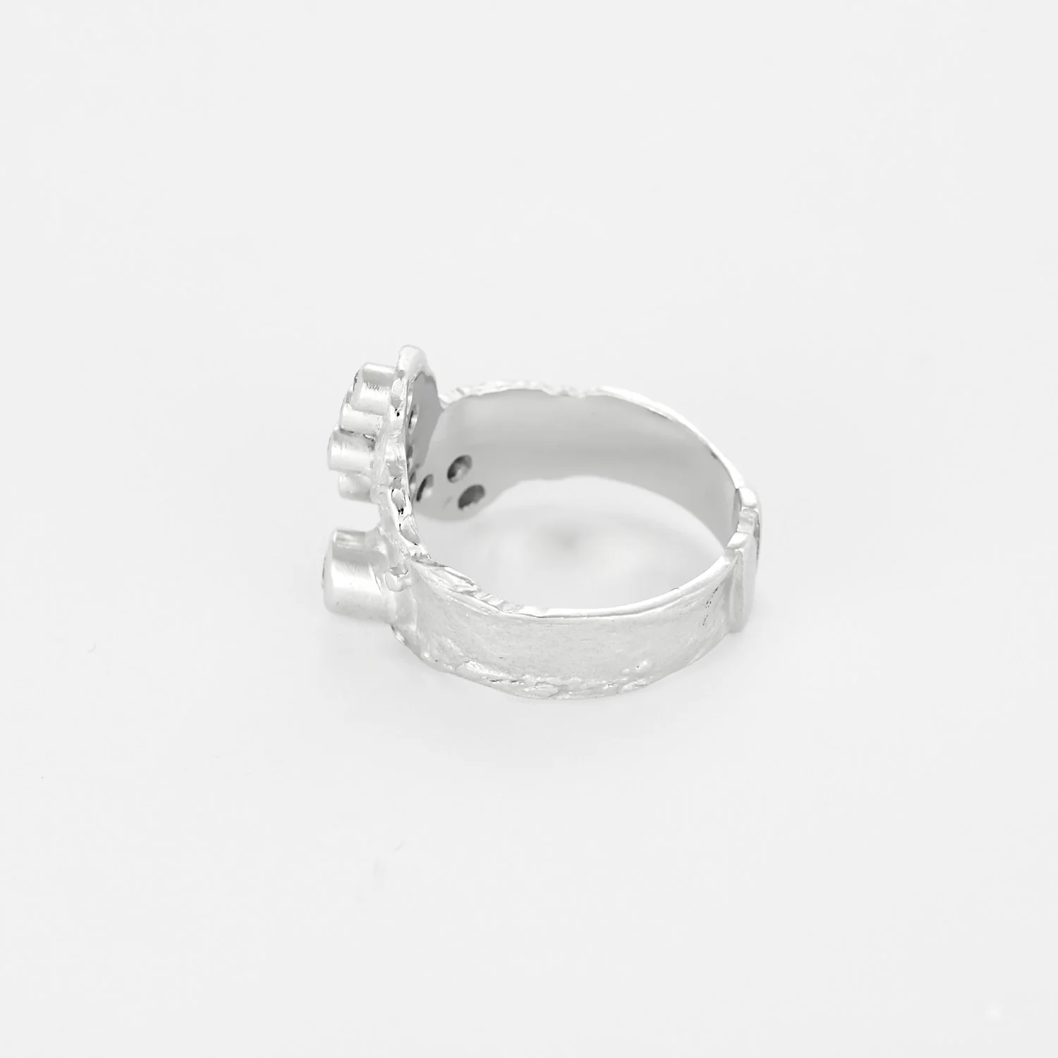 Laurent Tschiegg - Modernist ring in white gold and diamonds  - Image 4