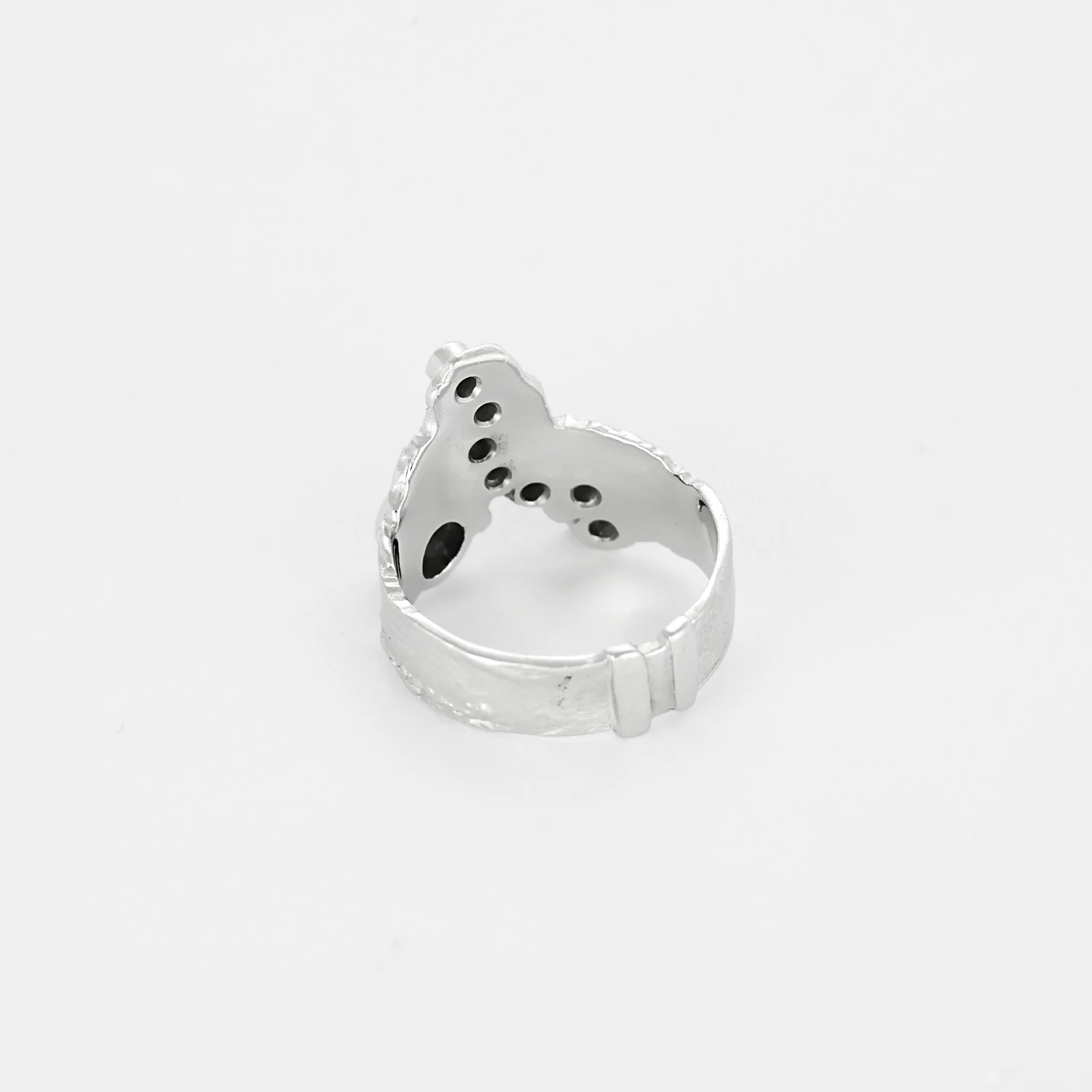 Laurent Tschiegg - Modernist ring in white gold and diamonds  - Image 5