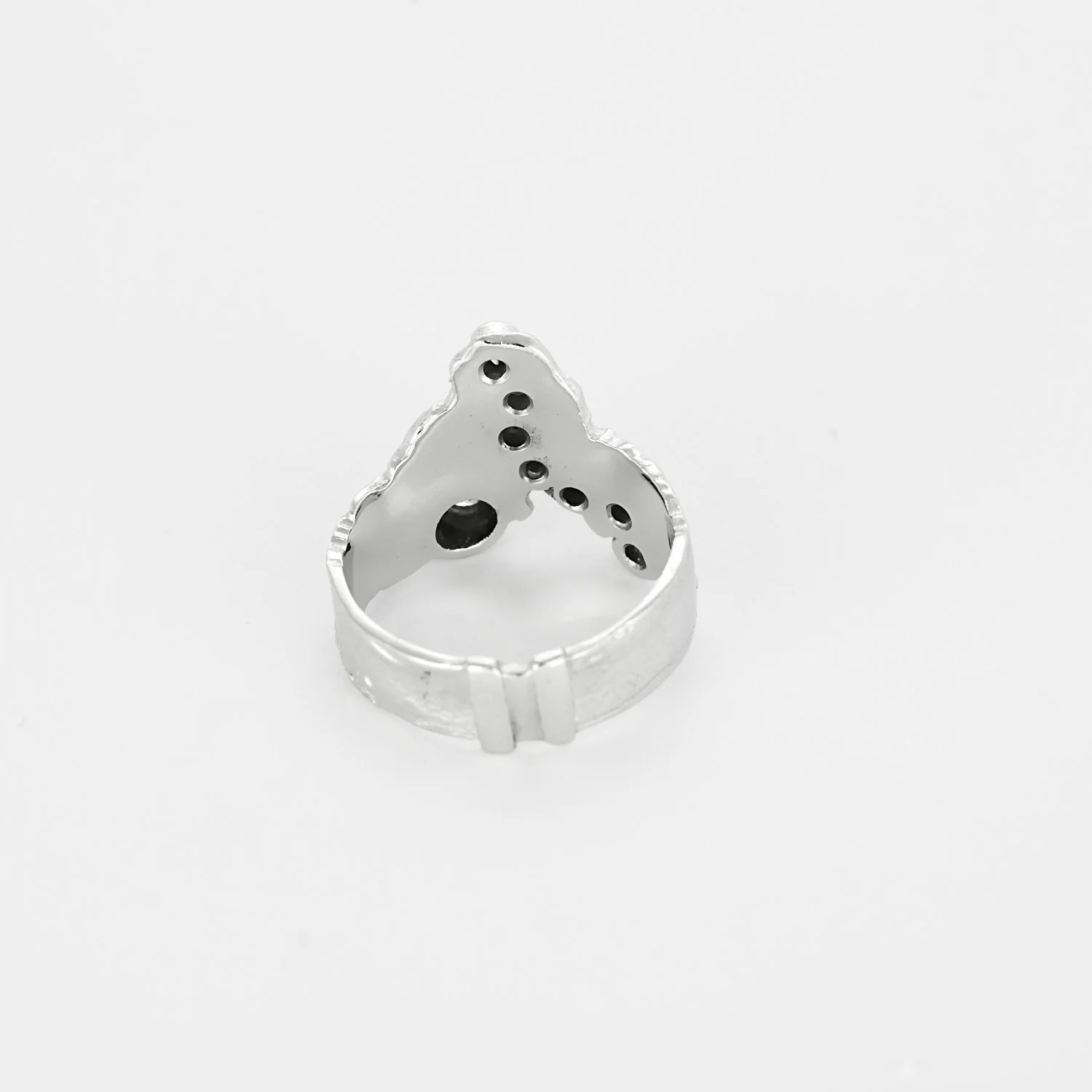 Laurent Tschiegg - Modernist ring in white gold and diamonds  - Image 6
