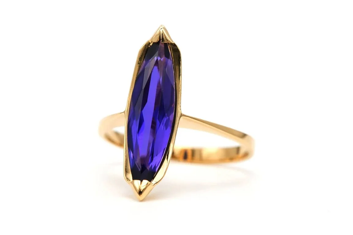 Contemporary ring set with an amethyst in 18-carat yellow gold  - Image 3