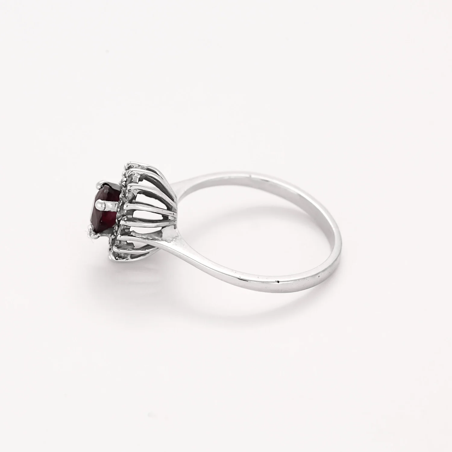 White gold ring Daisy with diamonds and rubies  - Image 4
