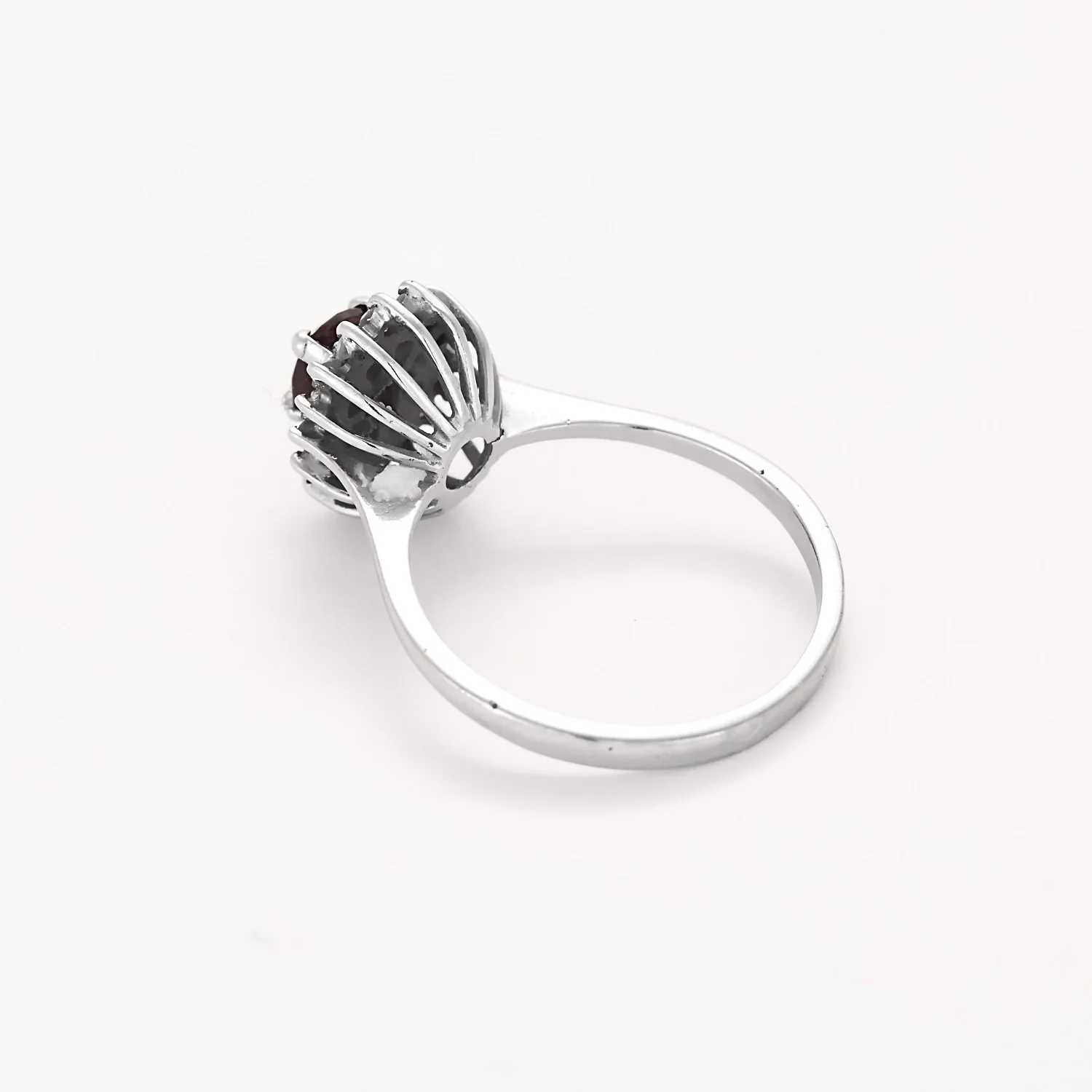 White gold ring Daisy with diamonds and rubies  - Image 5