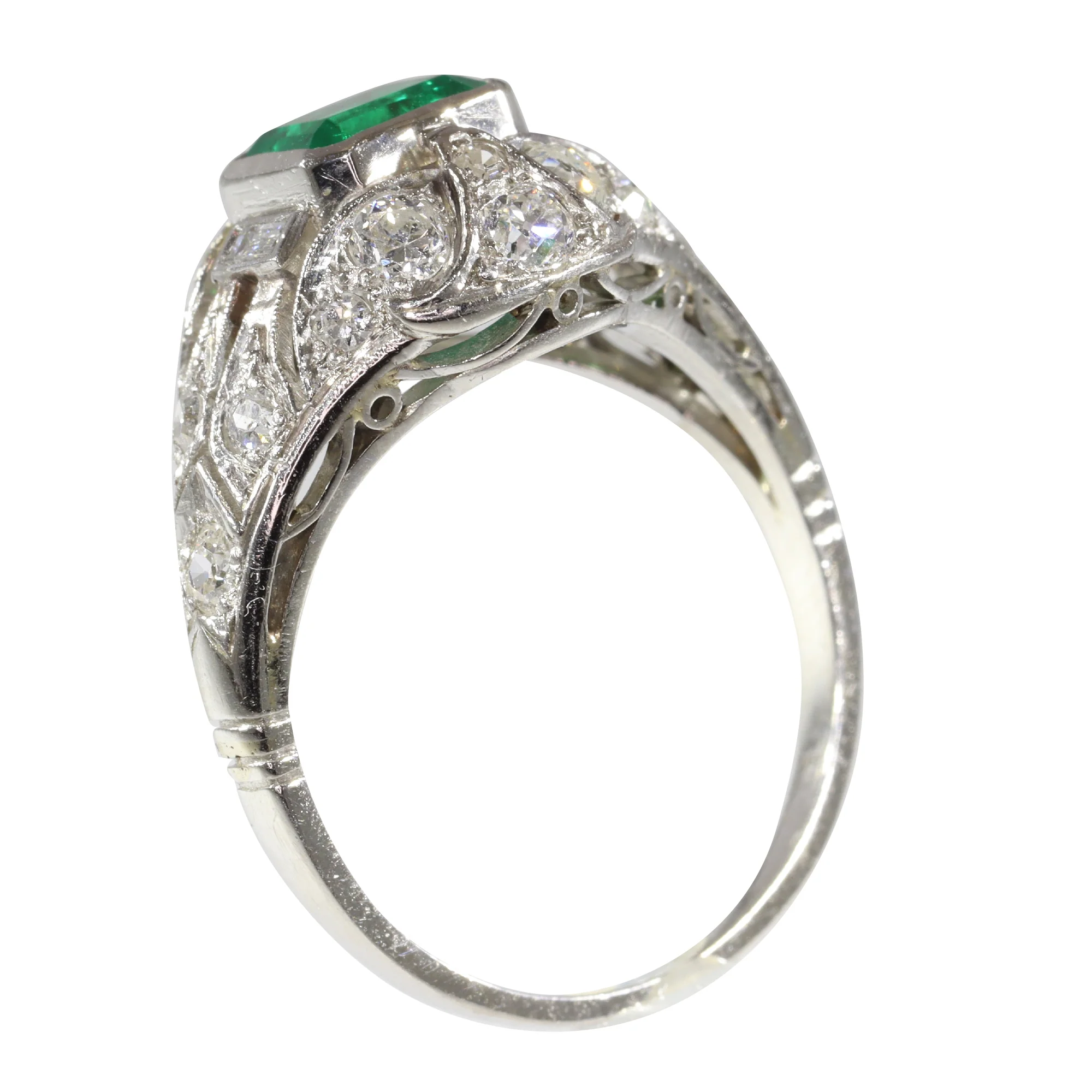 Verdant Vintage: Ring in Colombian emerald and old-cut diamond from 1920  - Image 11