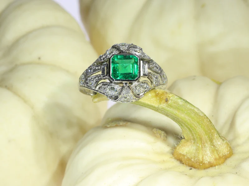 Verdant Vintage: Ring in Colombian emerald and old-cut diamond from 1920  - Image 3