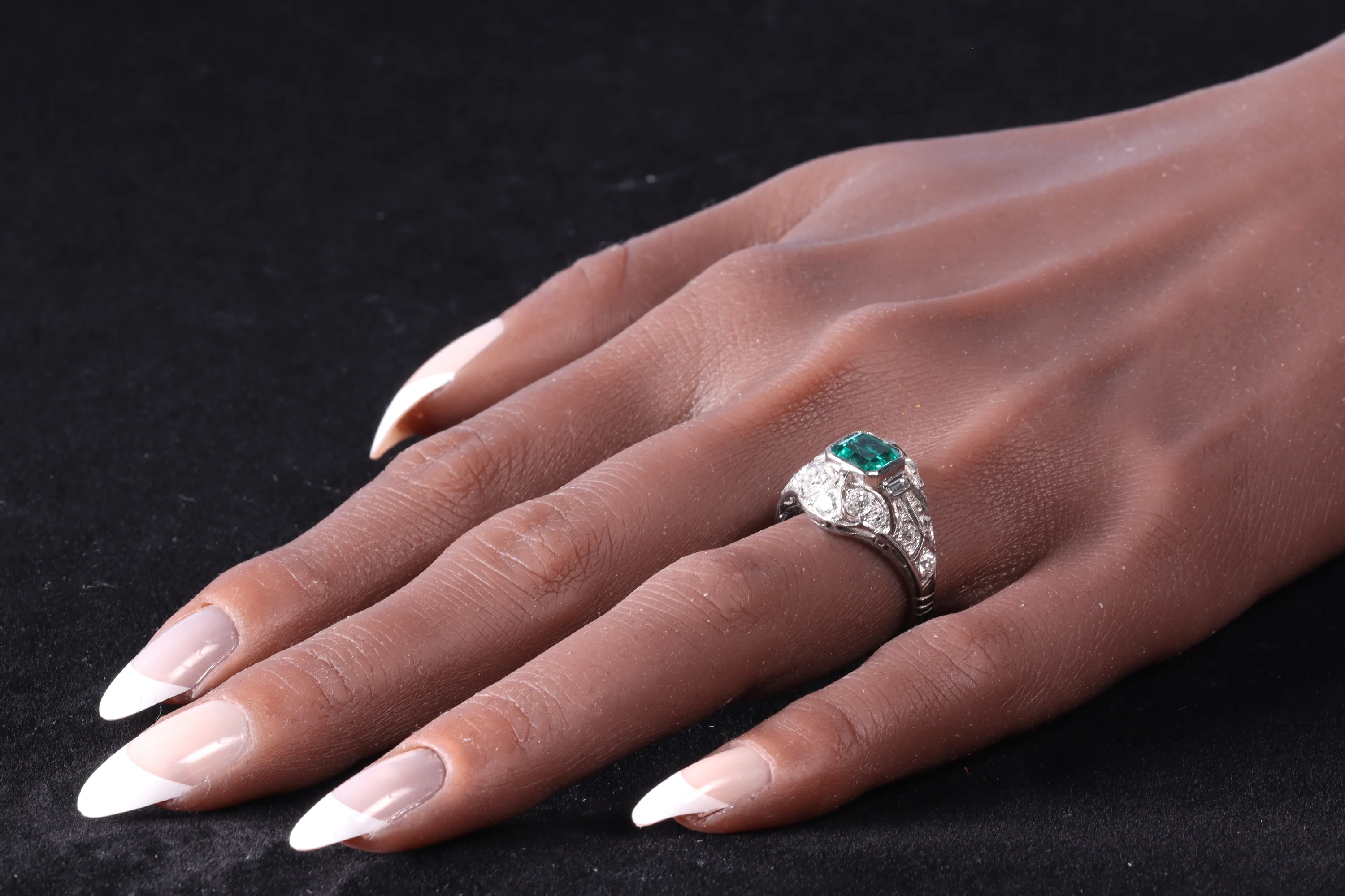Verdant Vintage: Ring in Colombian emerald and old-cut diamond from 1920  - Image 4