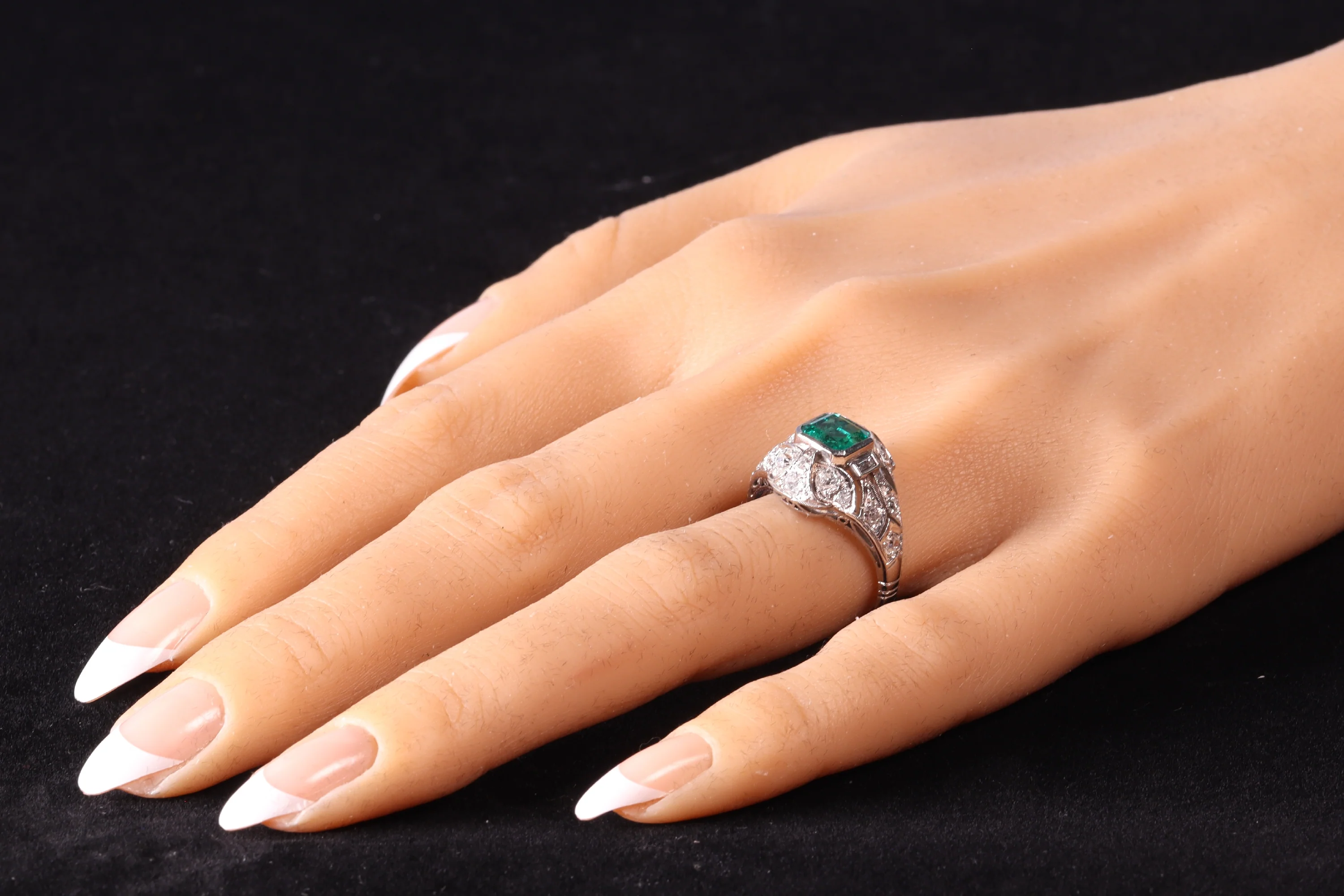 Verdant Vintage: Ring in Colombian emerald and old-cut diamond from 1920  - Image 5