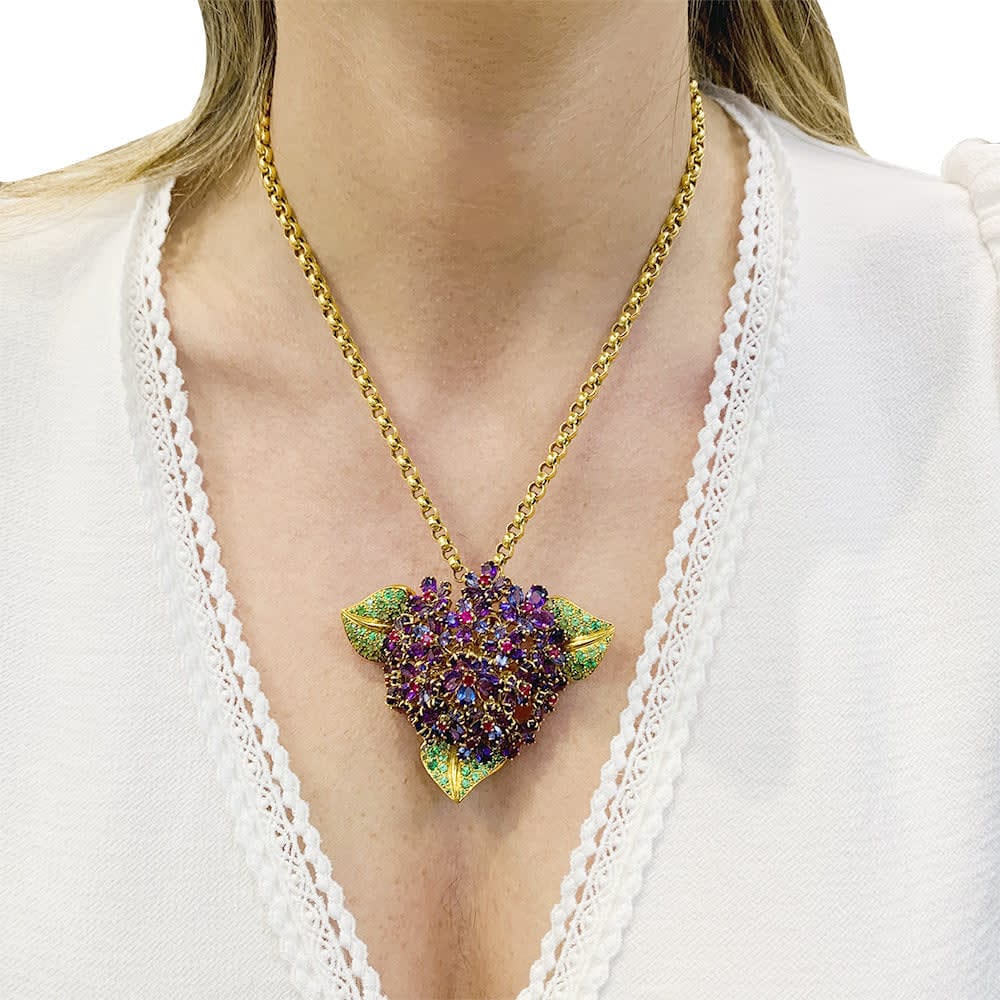 René Boivin clip, “Bouquet de Violettes”, yellow gold, colored gems. - Image 9