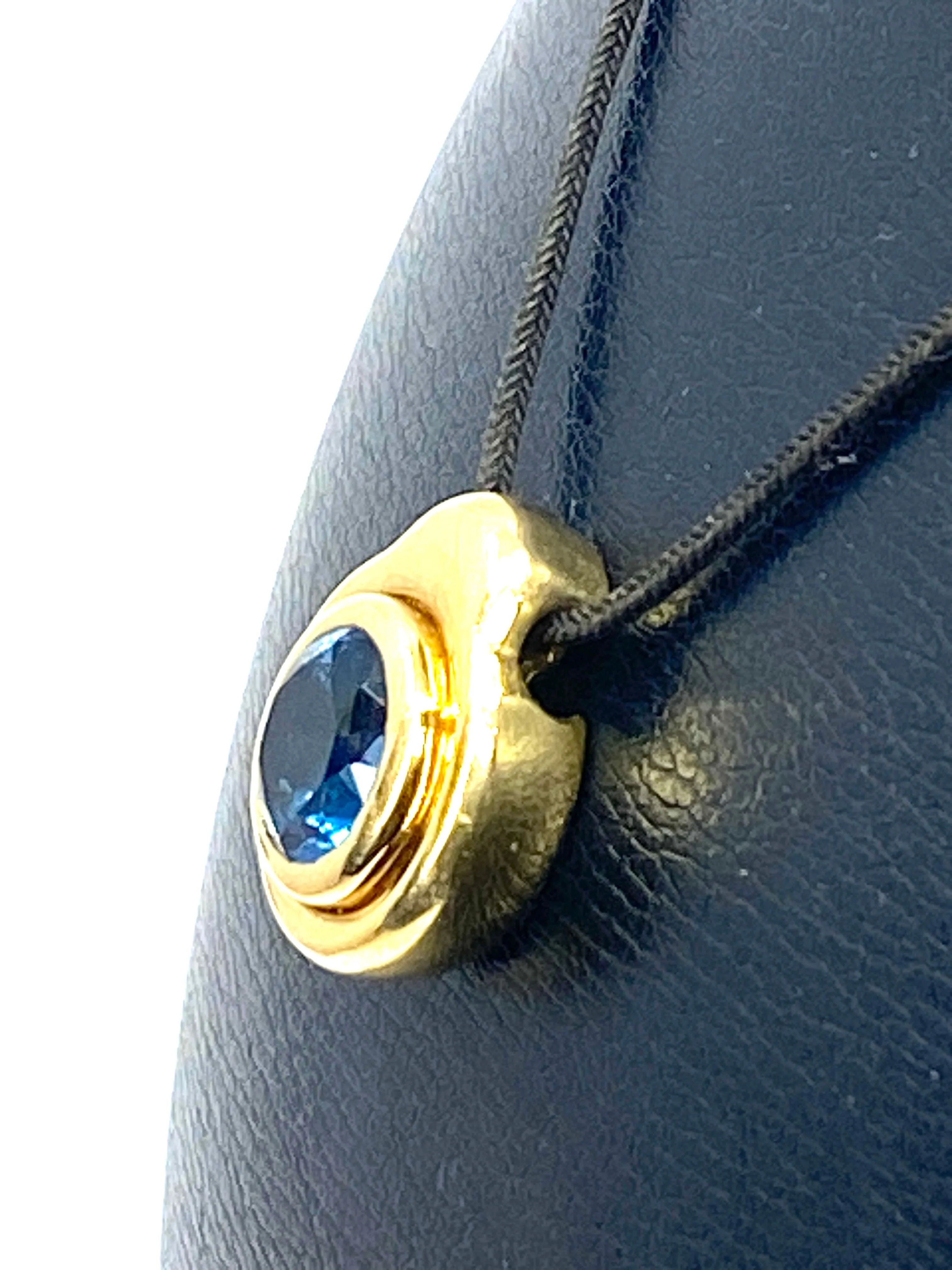 Yellow gold and blue topaz pendant - Image 4