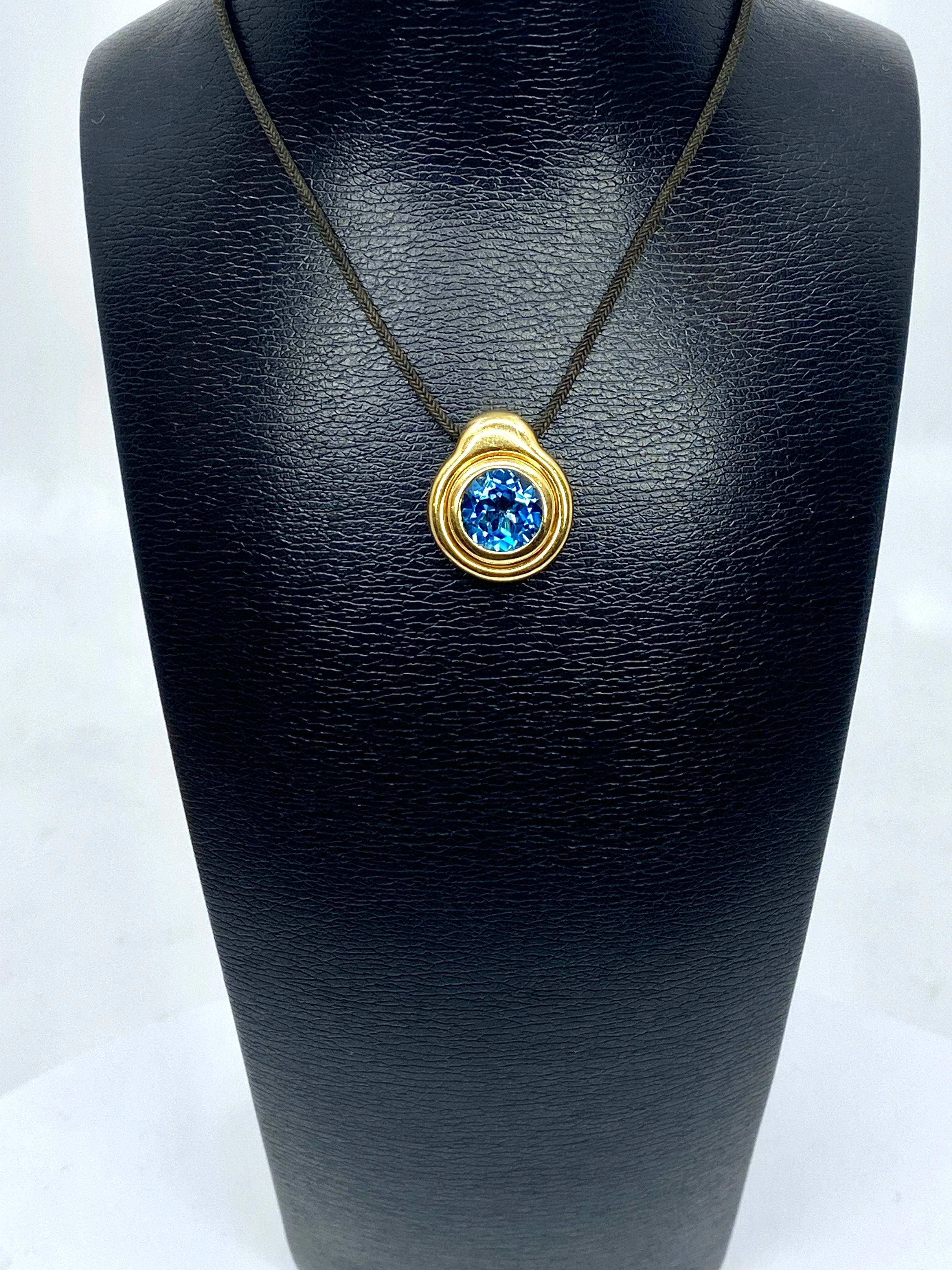 Yellow gold and blue topaz pendant - Image 5
