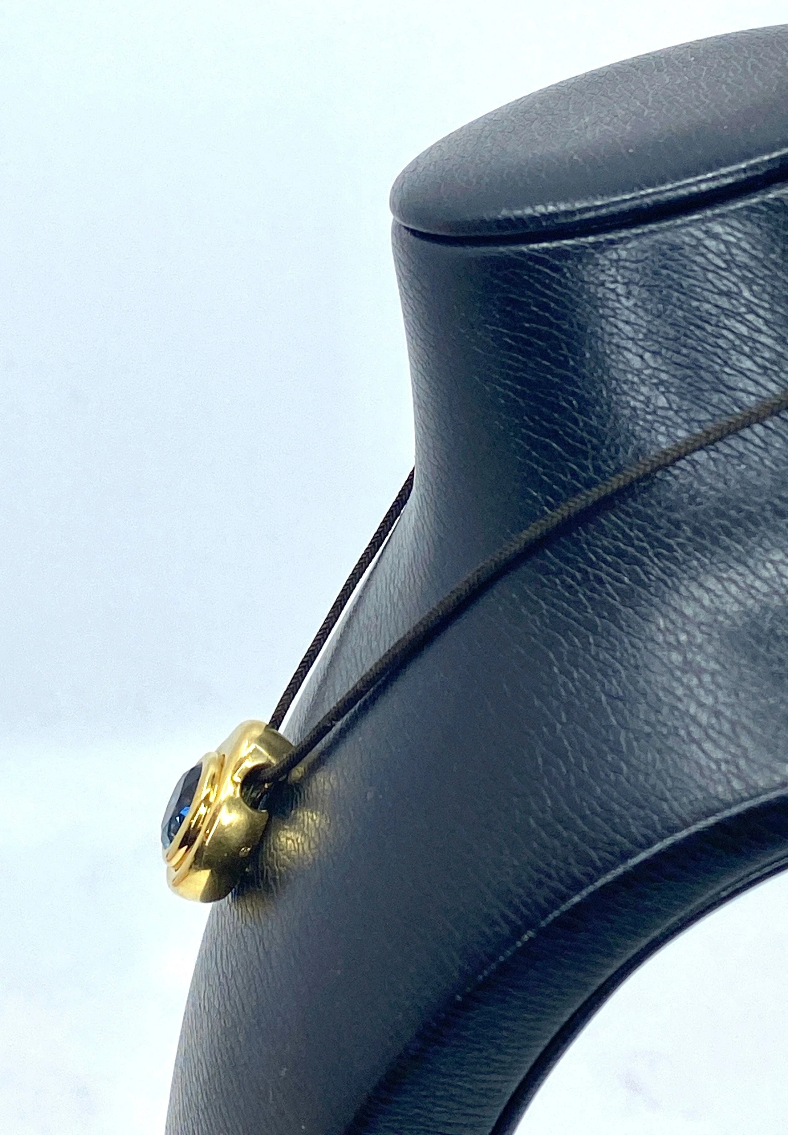 Yellow gold and blue topaz pendant - Image 6