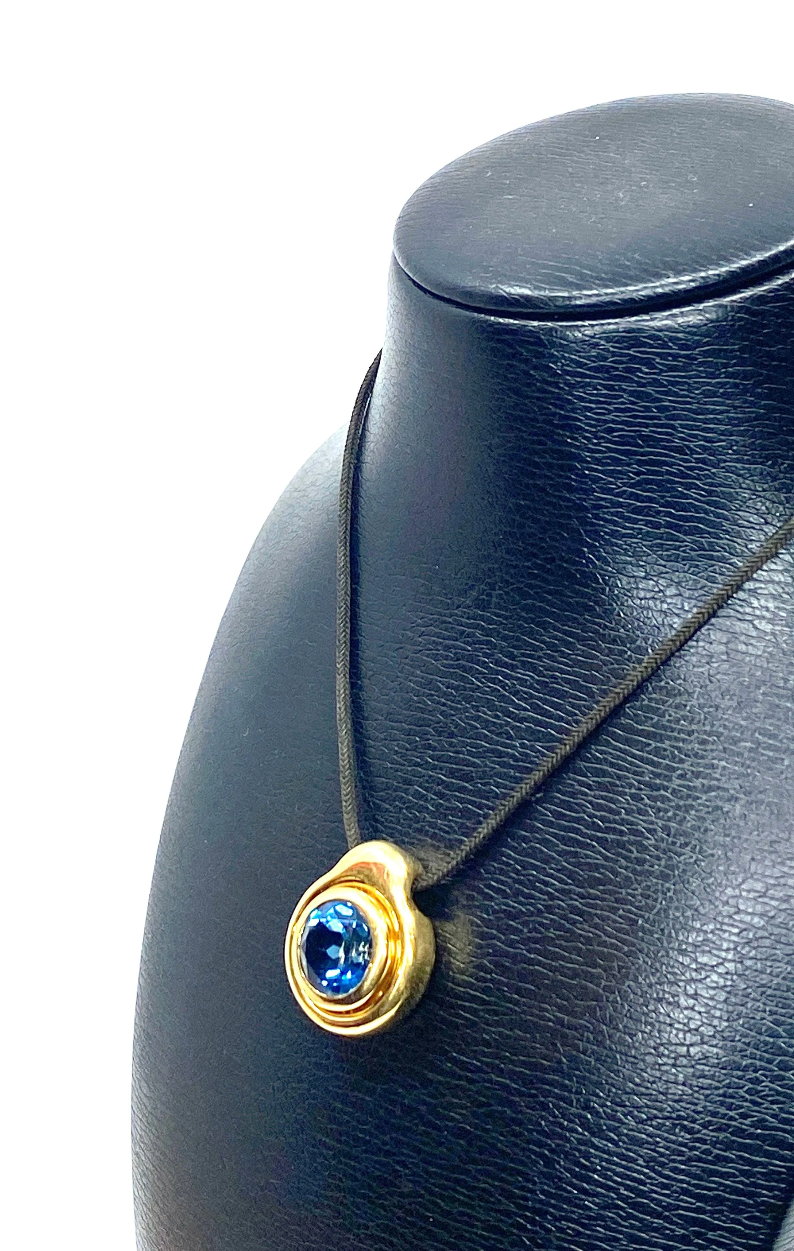 Yellow gold and blue topaz pendant - Image 7