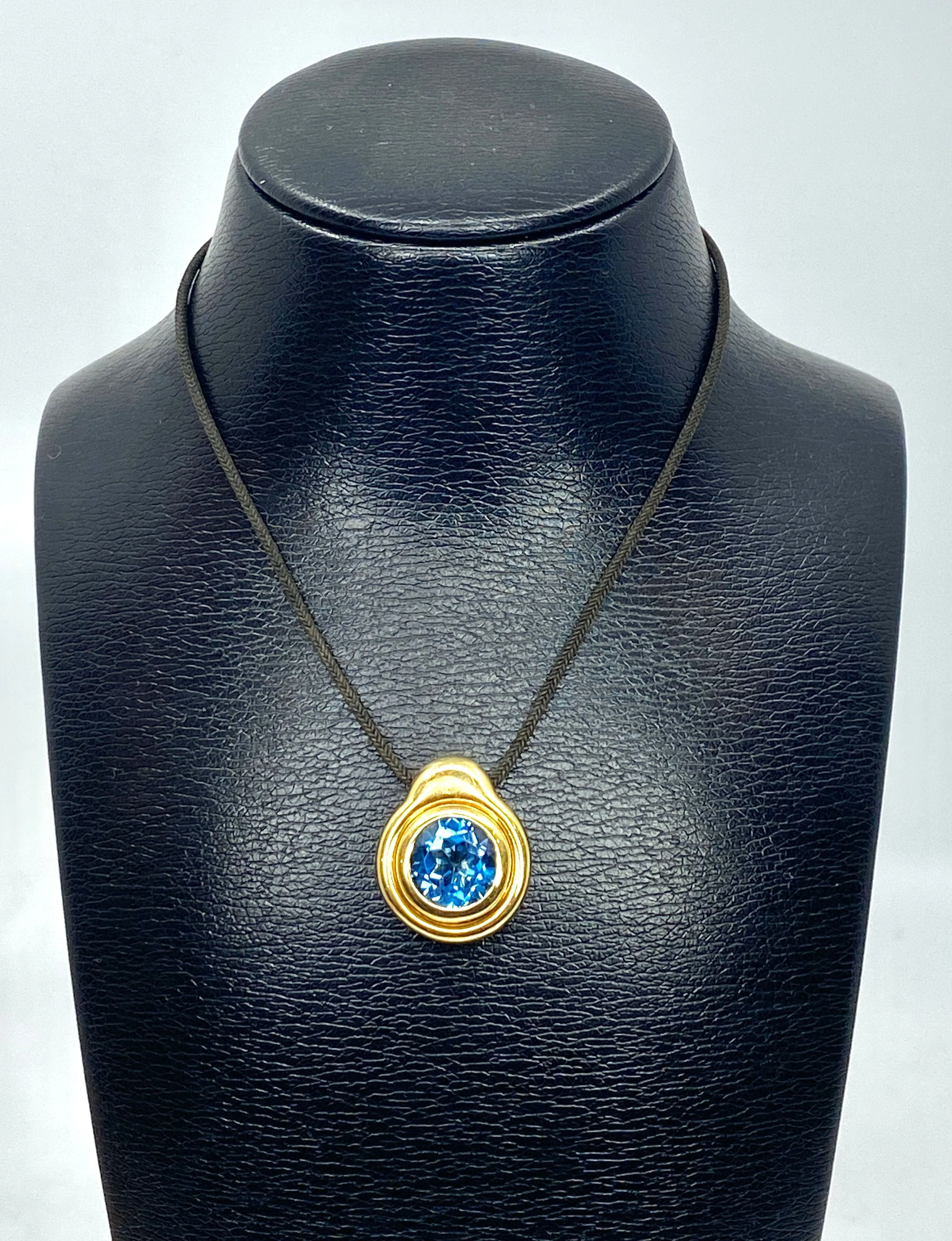 Yellow gold and blue topaz pendant - Image 8