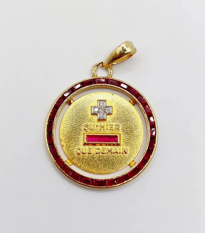 AUGIS - RARE Yellow Gold Love Medal Pendant Calibrated Diamonds and Rubies - Image 3