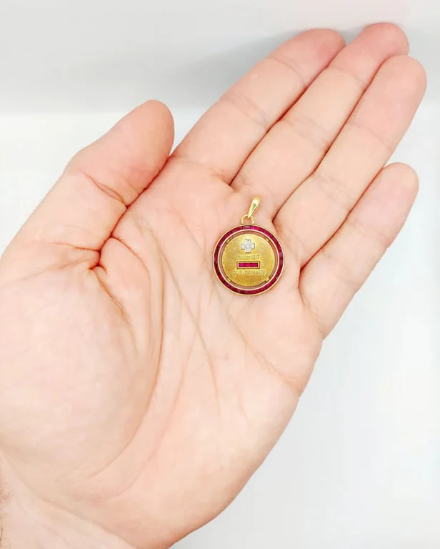 AUGIS - ULTRA RARE Love medal 23mm yellow gold, diamond and ruby calibrated "+ than yesterday - than tomorrow" - Image 10