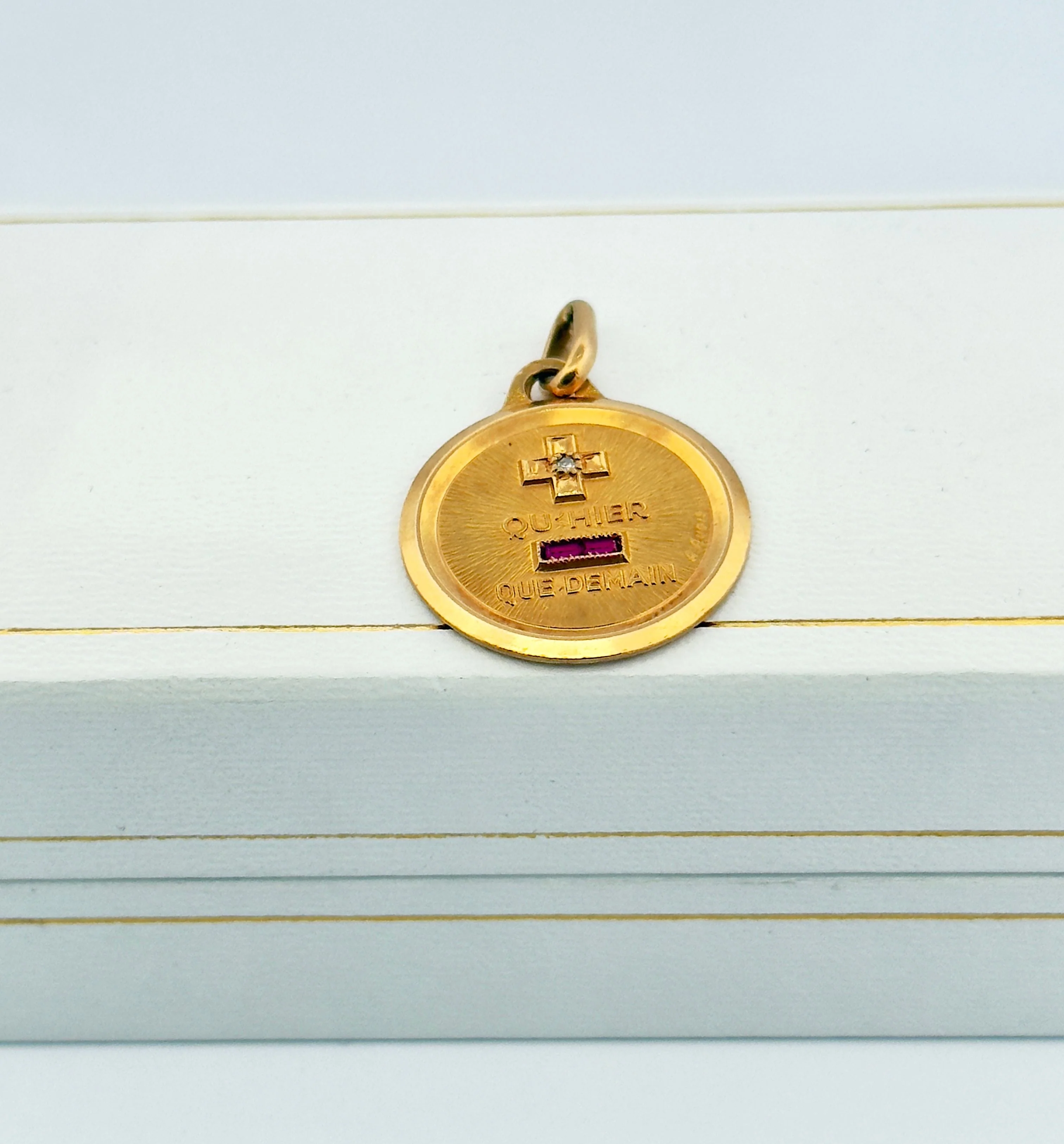 18-carat gold love medal, Maison Augis  - Image 4