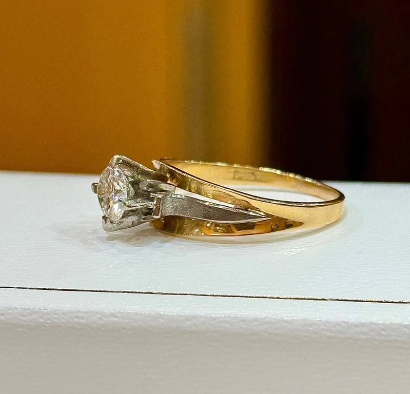 Solitaire two-tone in 18-carat gold and diamond  - Image 12