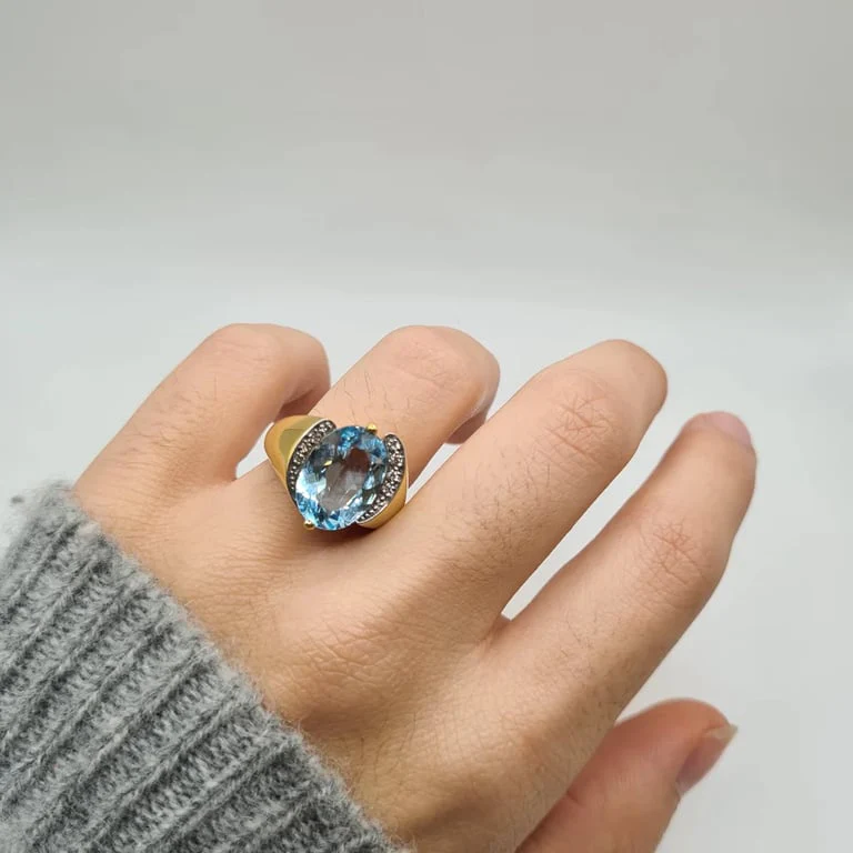 18-carat yellow gold ring set with a blue topaz and diamonds  - Image 5