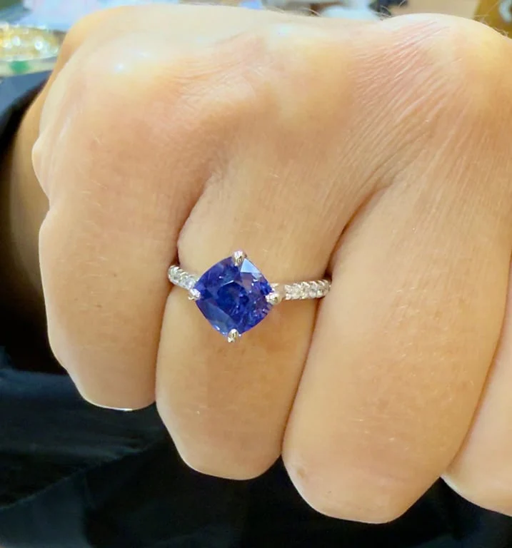 Solitaire in 18k white gold, Ceylon sapphire and diamonds  - Image 13