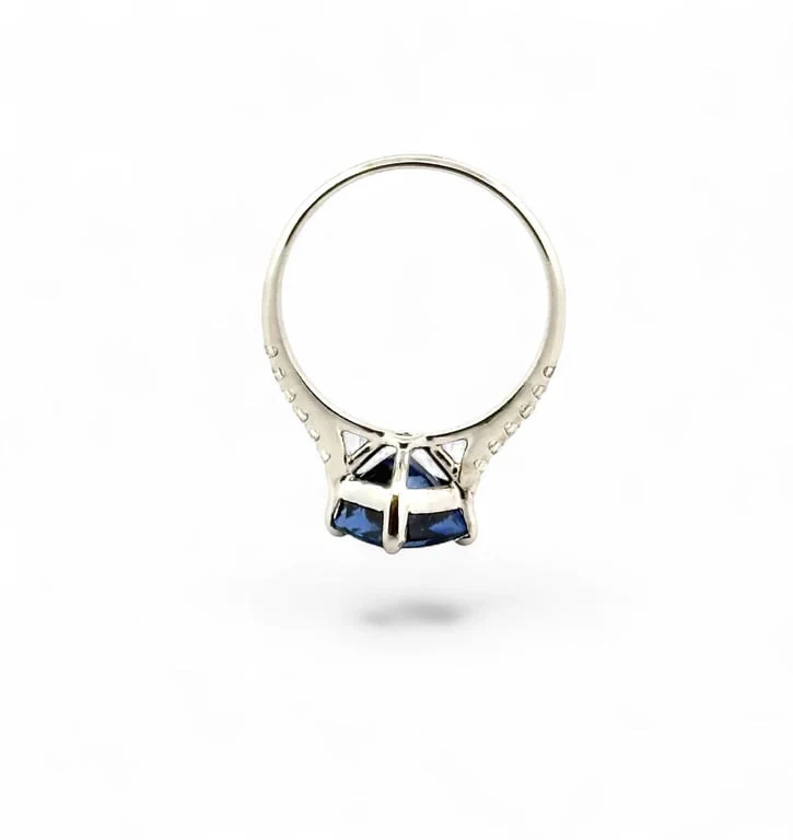 Solitaire in 18k white gold, Ceylon sapphire and diamonds  - Image 4