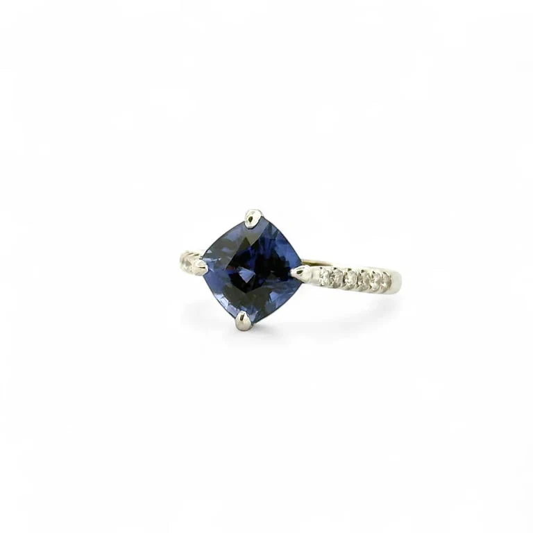 Solitaire in 18k white gold, Ceylon sapphire and diamonds  - Image 5