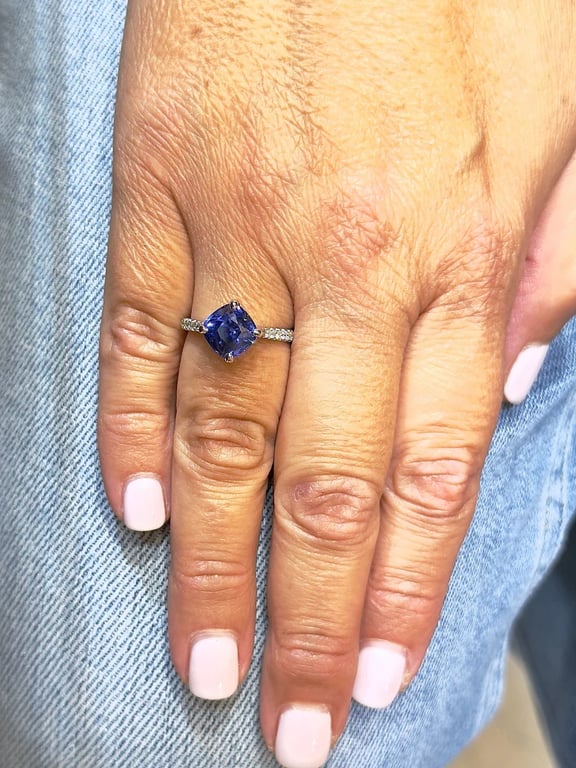 Solitaire in 18k white gold, Ceylon sapphire and diamonds  - Image 8