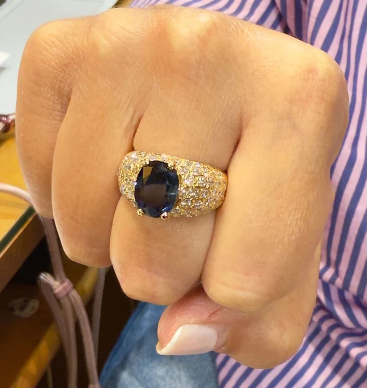 Prestige ring in 18-carat gold with diamonds and oval sapphire  - Image 8
