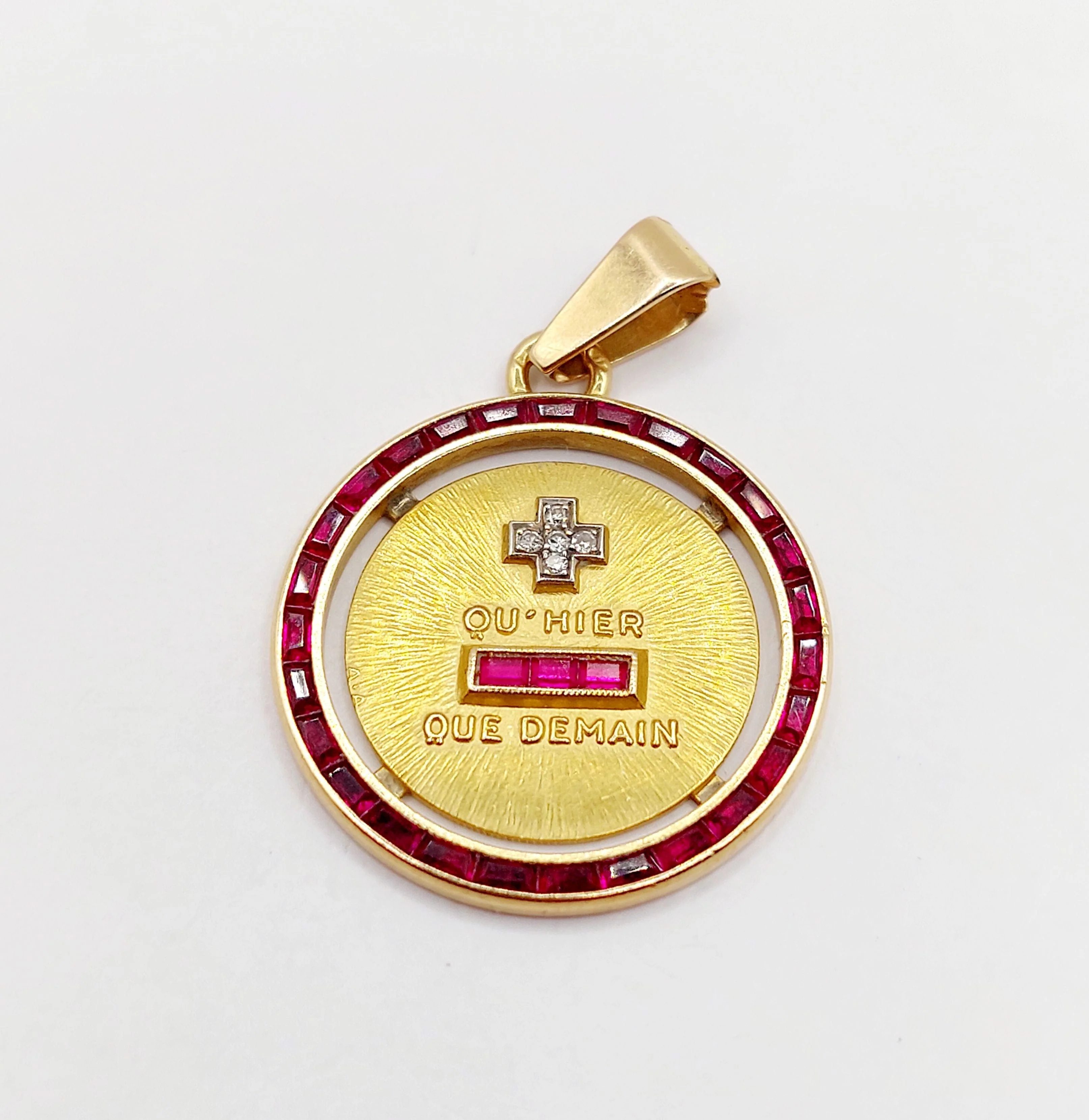 Love medal pendant 23mm 18k gold with diamond and calibrated rubies: "+ than yesterday - than tomorrow" maison AUGIS  - Image 10