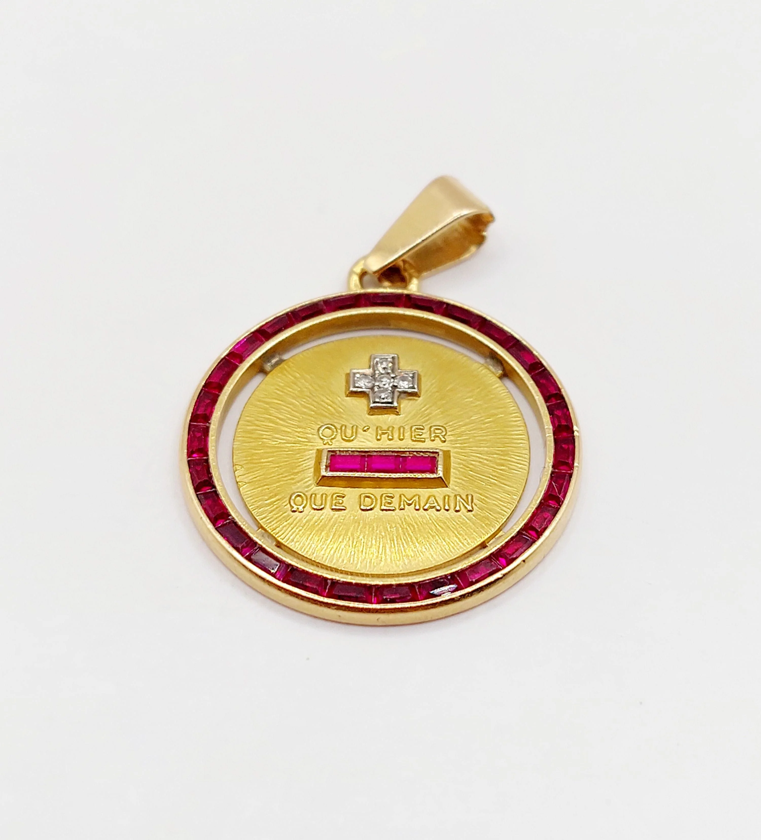 Love medal pendant 23mm 18k gold with diamond and calibrated rubies: "+ than yesterday - than tomorrow" maison AUGIS  - Image 3