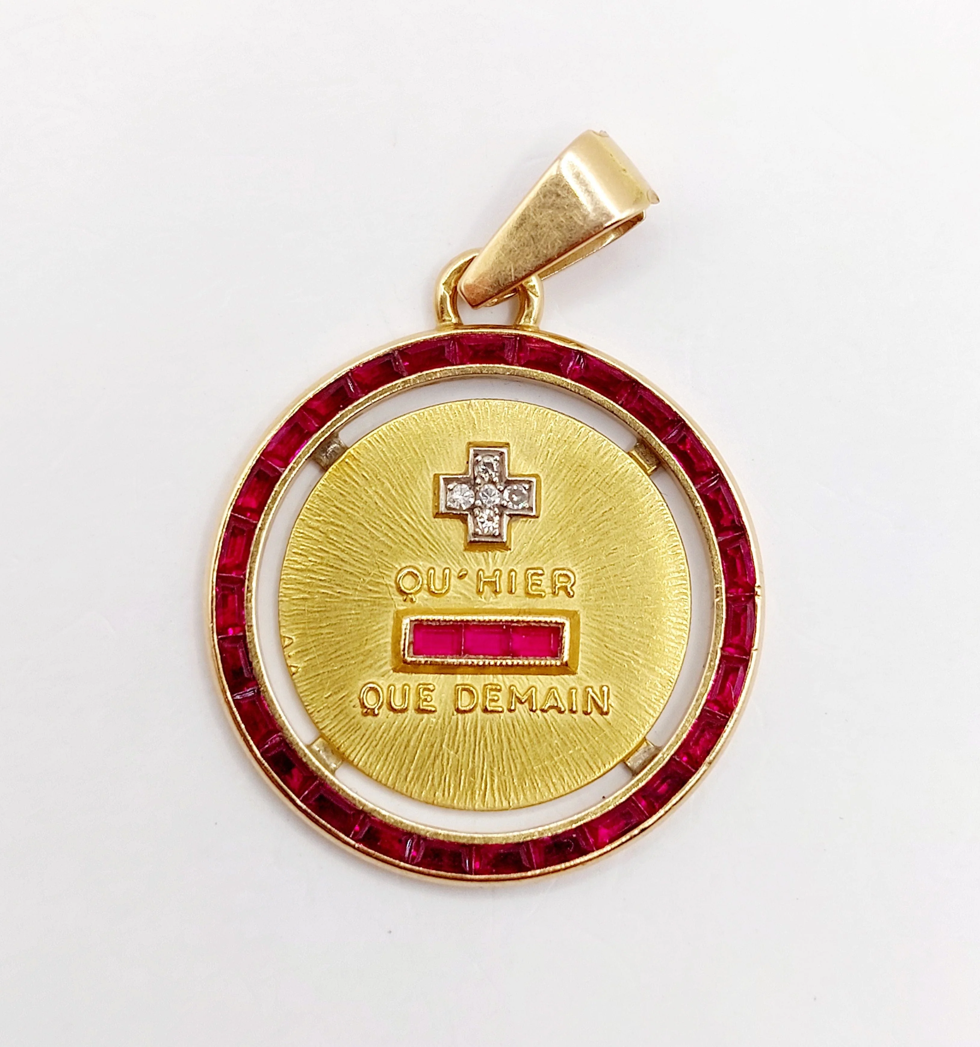 Love medal pendant 23mm 18k gold with diamond and calibrated rubies: "+ than yesterday - than tomorrow" maison AUGIS  - Image 4