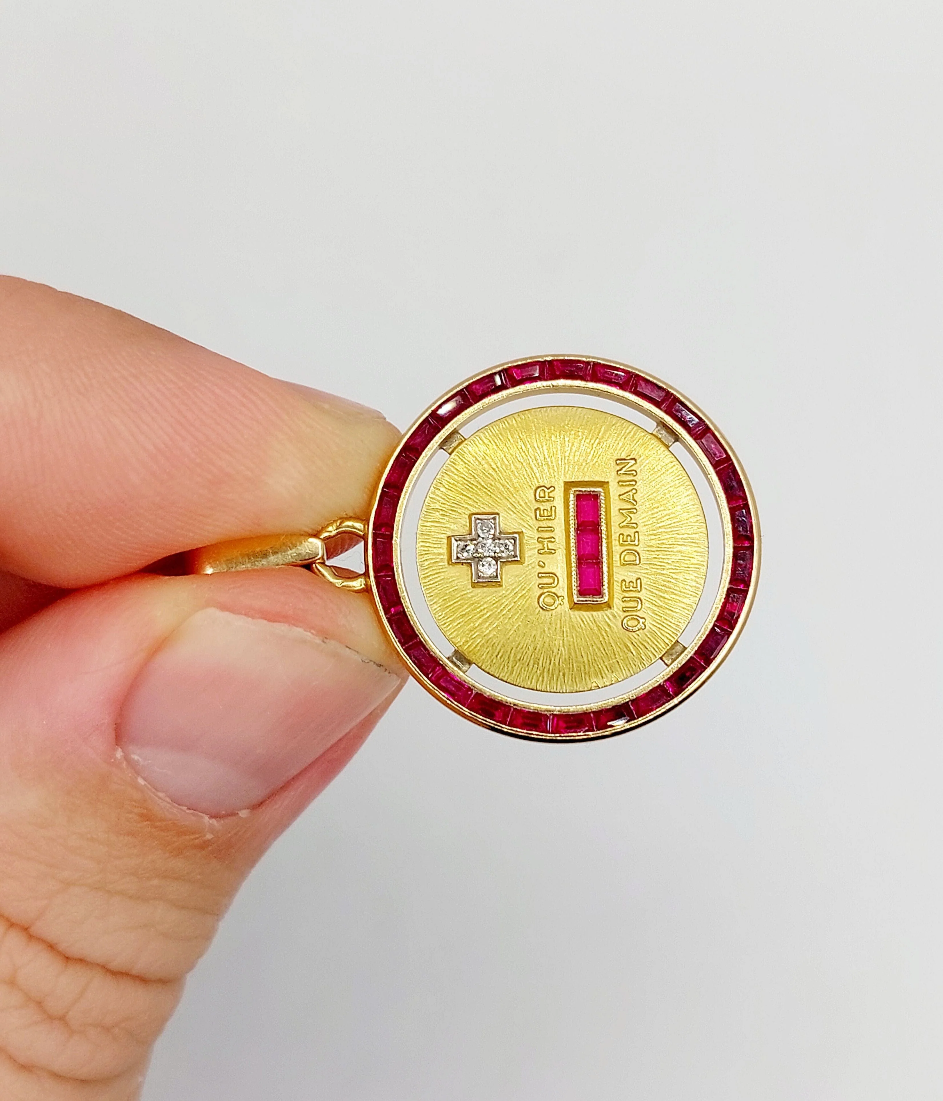 Love medal pendant 23mm 18k gold with diamond and calibrated rubies: "+ than yesterday - than tomorrow" maison AUGIS  - Image 6