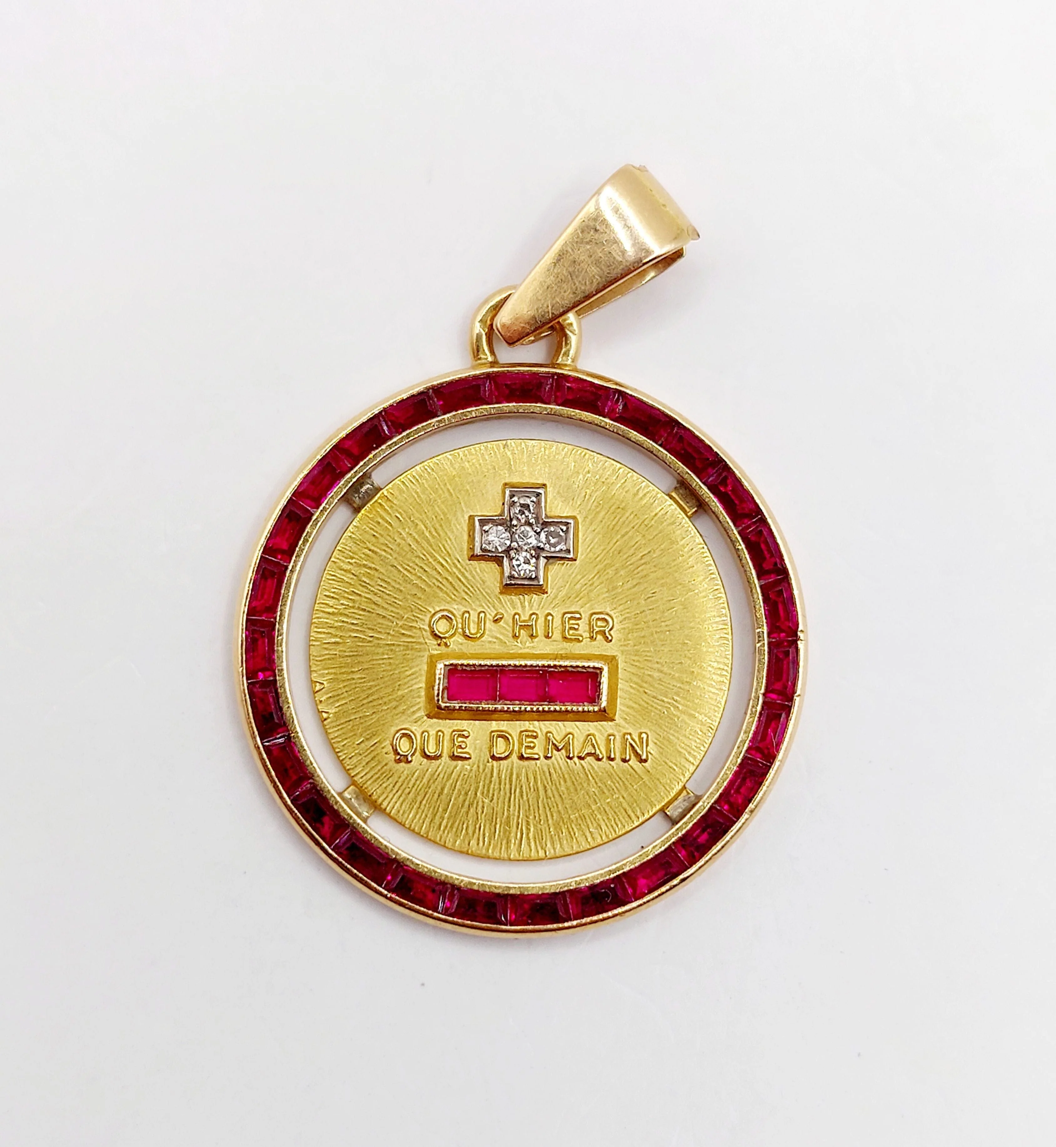 Love medal pendant 23mm 18k gold with diamond and calibrated rubies: "+ than yesterday - than tomorrow" maison AUGIS  - Image 7
