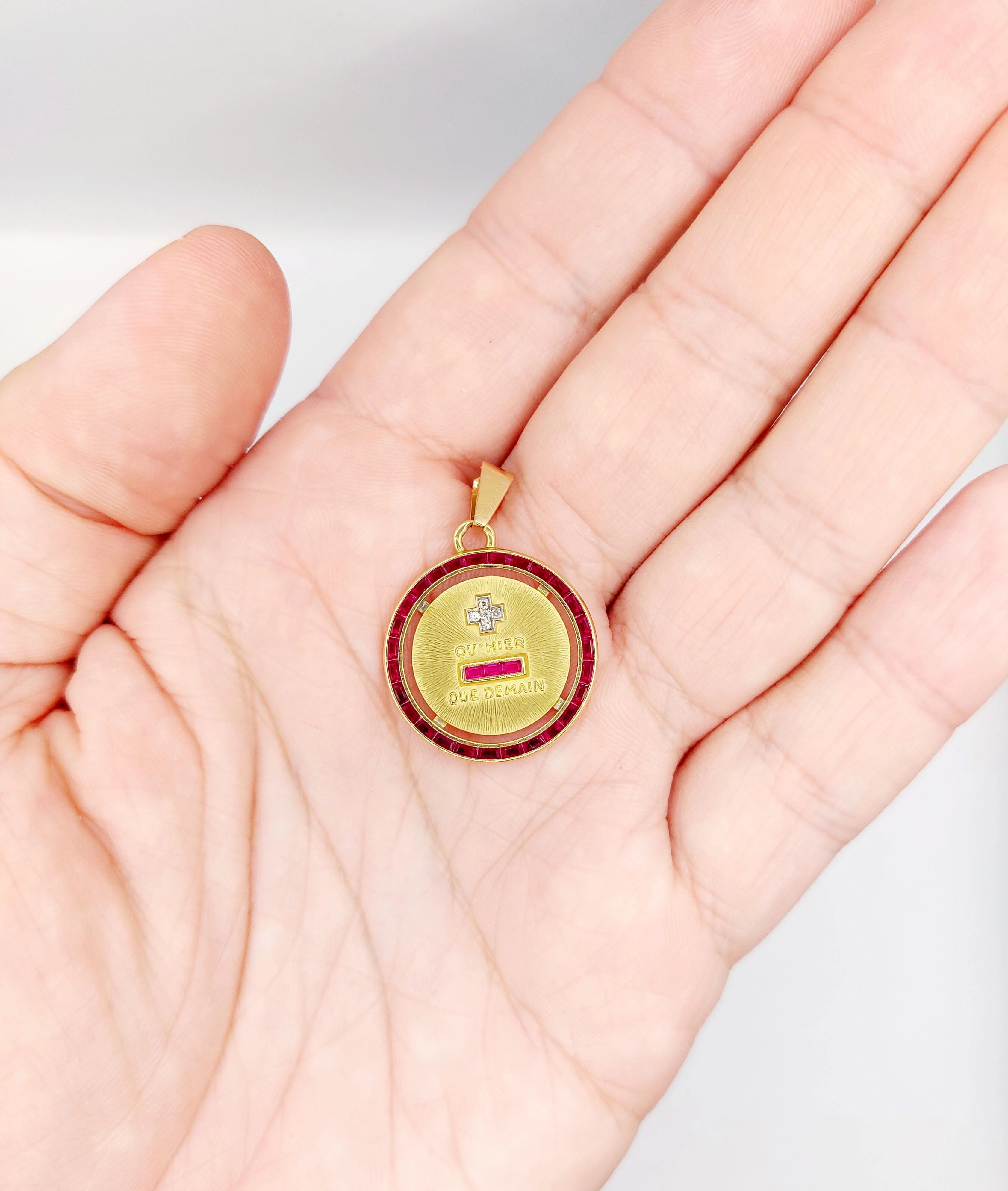 Love medal pendant 23mm 18k gold with diamond and calibrated rubies: "+ than yesterday - than tomorrow" maison AUGIS  - Image 8