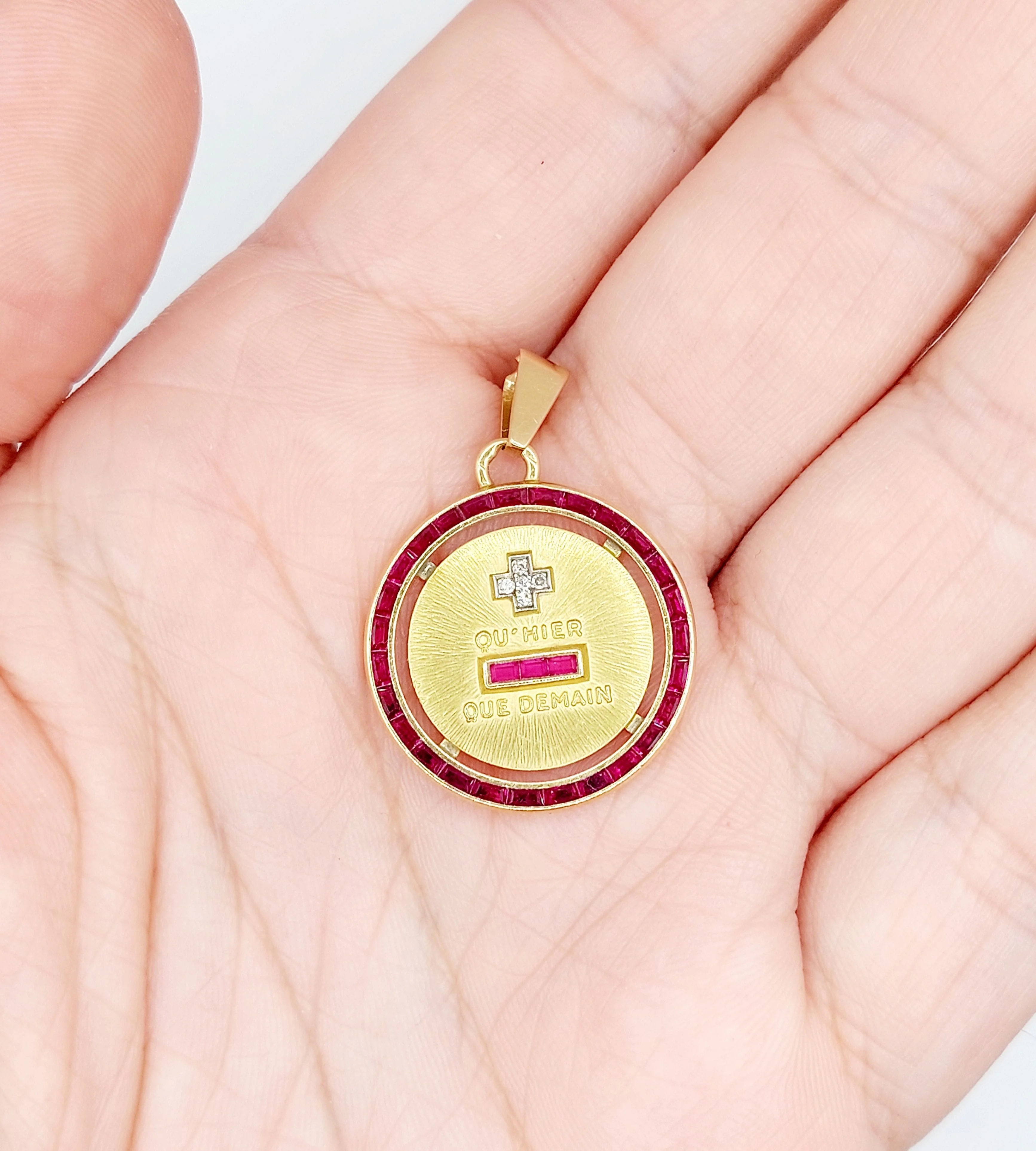 Love medal pendant 23mm 18k gold with diamond and calibrated rubies: "+ than yesterday - than tomorrow" maison AUGIS  - Image 9