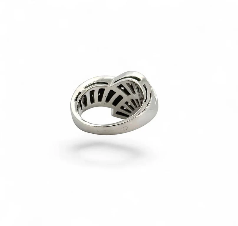 Crossed ring in white gold and diamonds  - Image 5