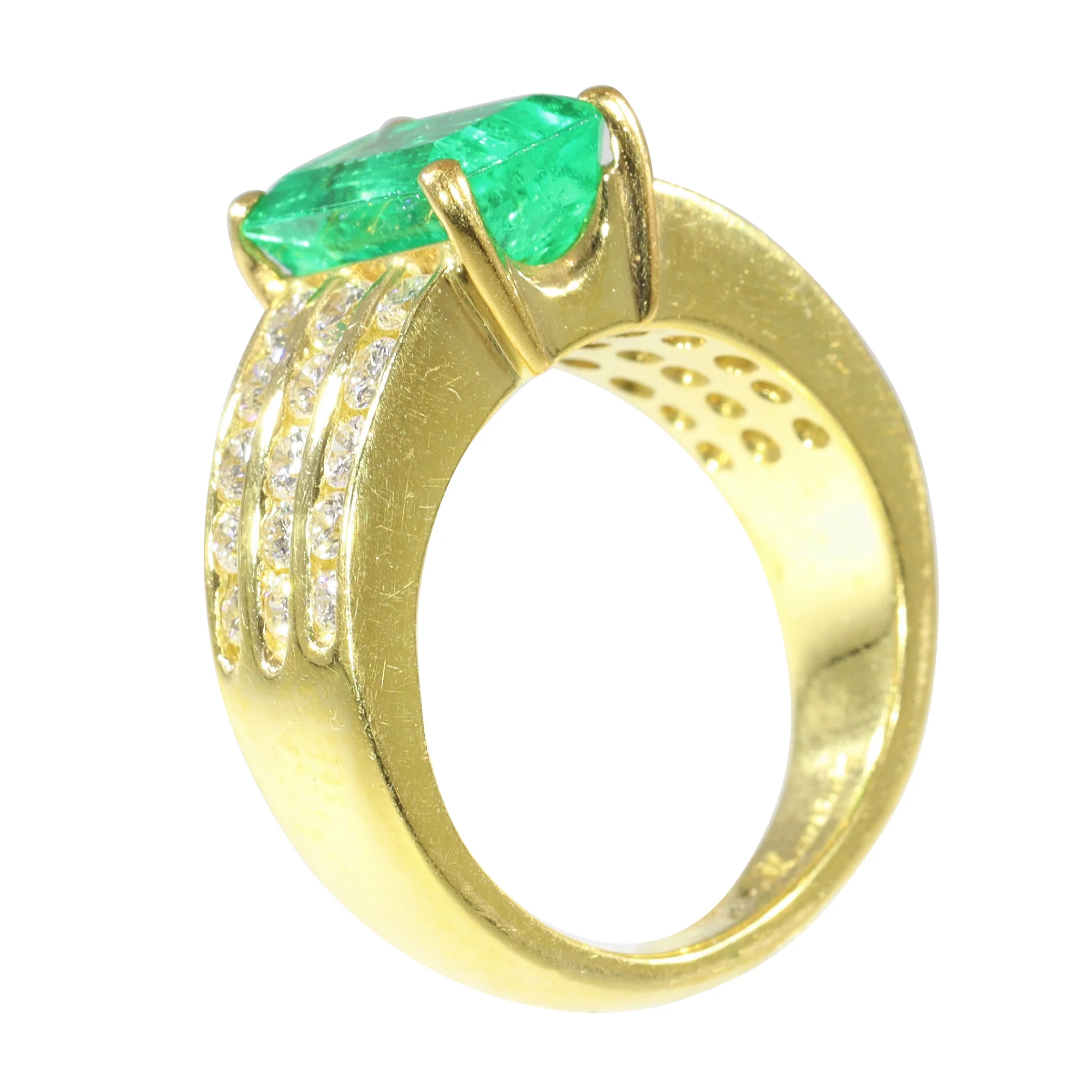 The green splendor of Kutchinsky: 2.33 ct emerald engagement ring with diamond accents  - Image 10