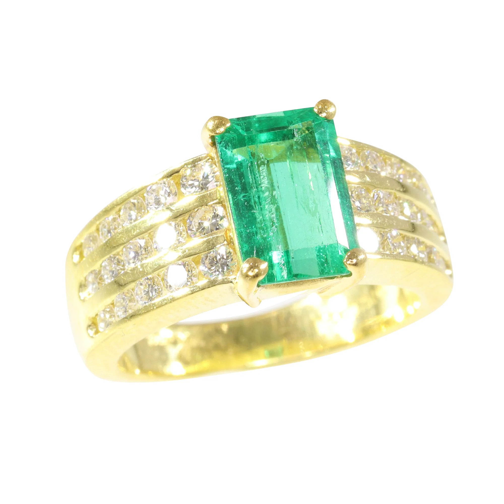The green splendor of Kutchinsky: 2.33 ct emerald engagement ring with diamond accents  - Image 13