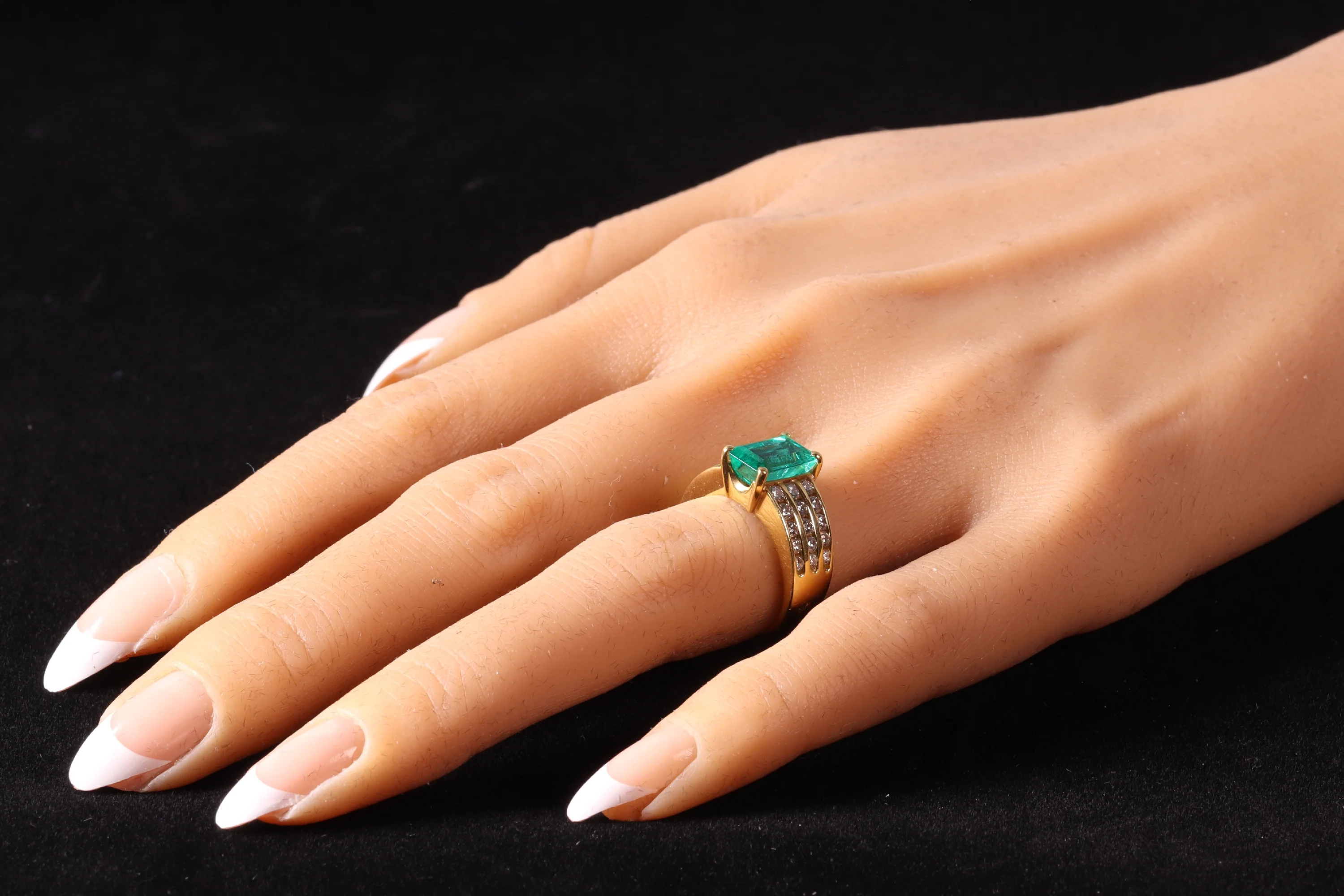 The green splendor of Kutchinsky: 2.33 ct emerald engagement ring with diamond accents  - Image 3