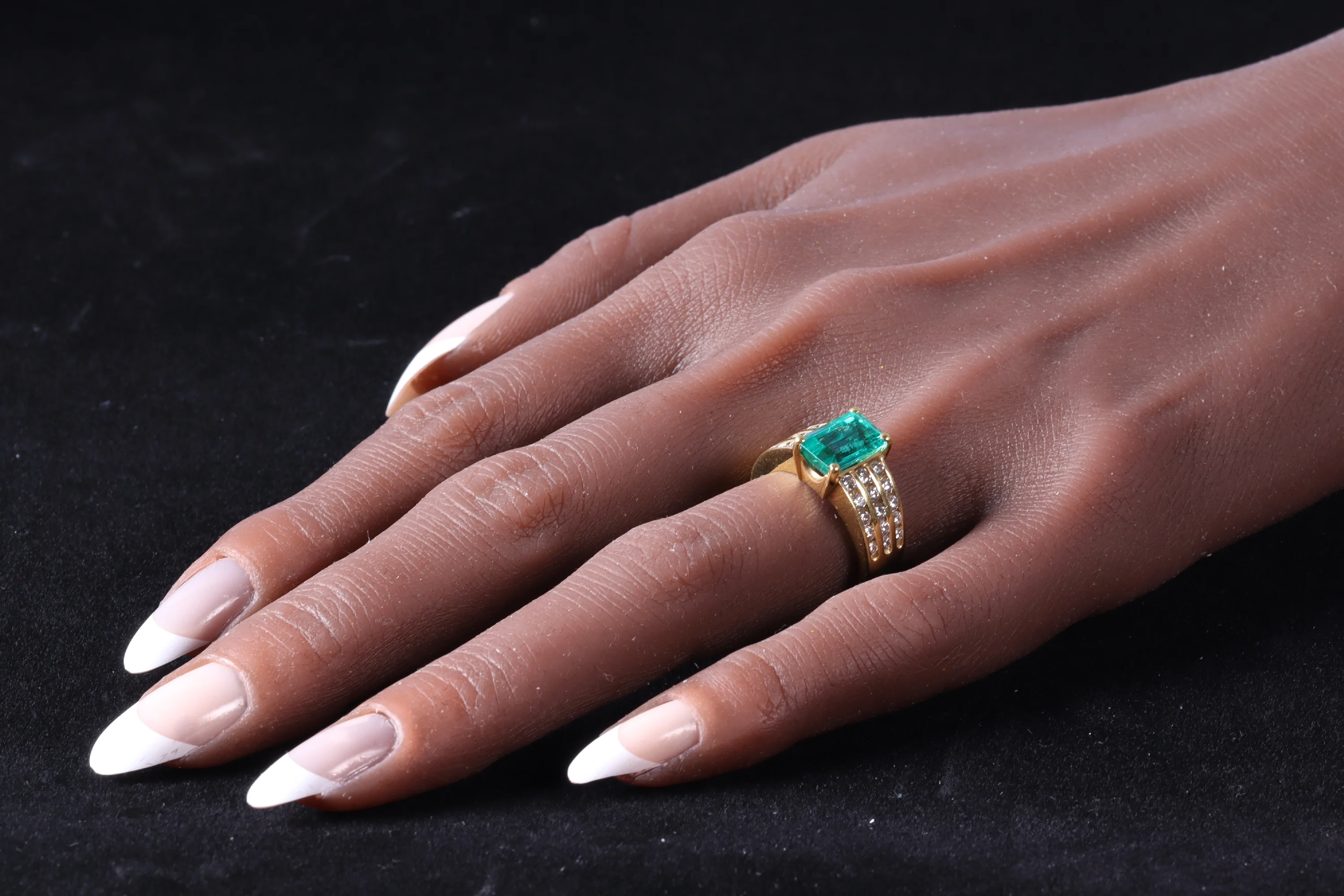 The green splendor of Kutchinsky: 2.33 ct emerald engagement ring with diamond accents  - Image 4